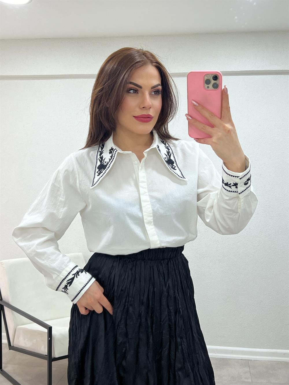 Tasarim Yakasi Si̇yah İşlemeli̇ Keten Gömlek