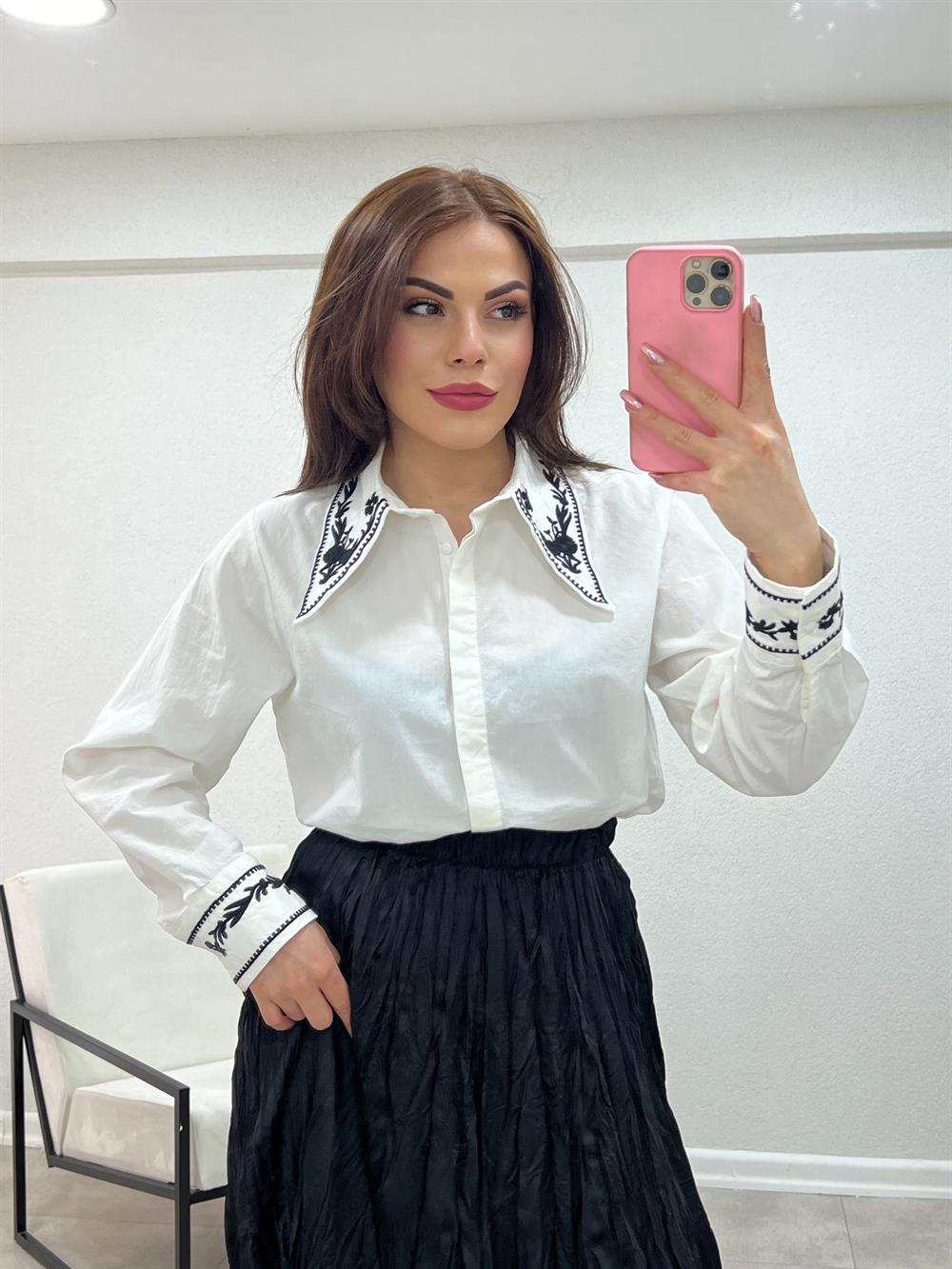 Tasarim Yakasi Si̇yah İşlemeli̇ Keten Gömlek