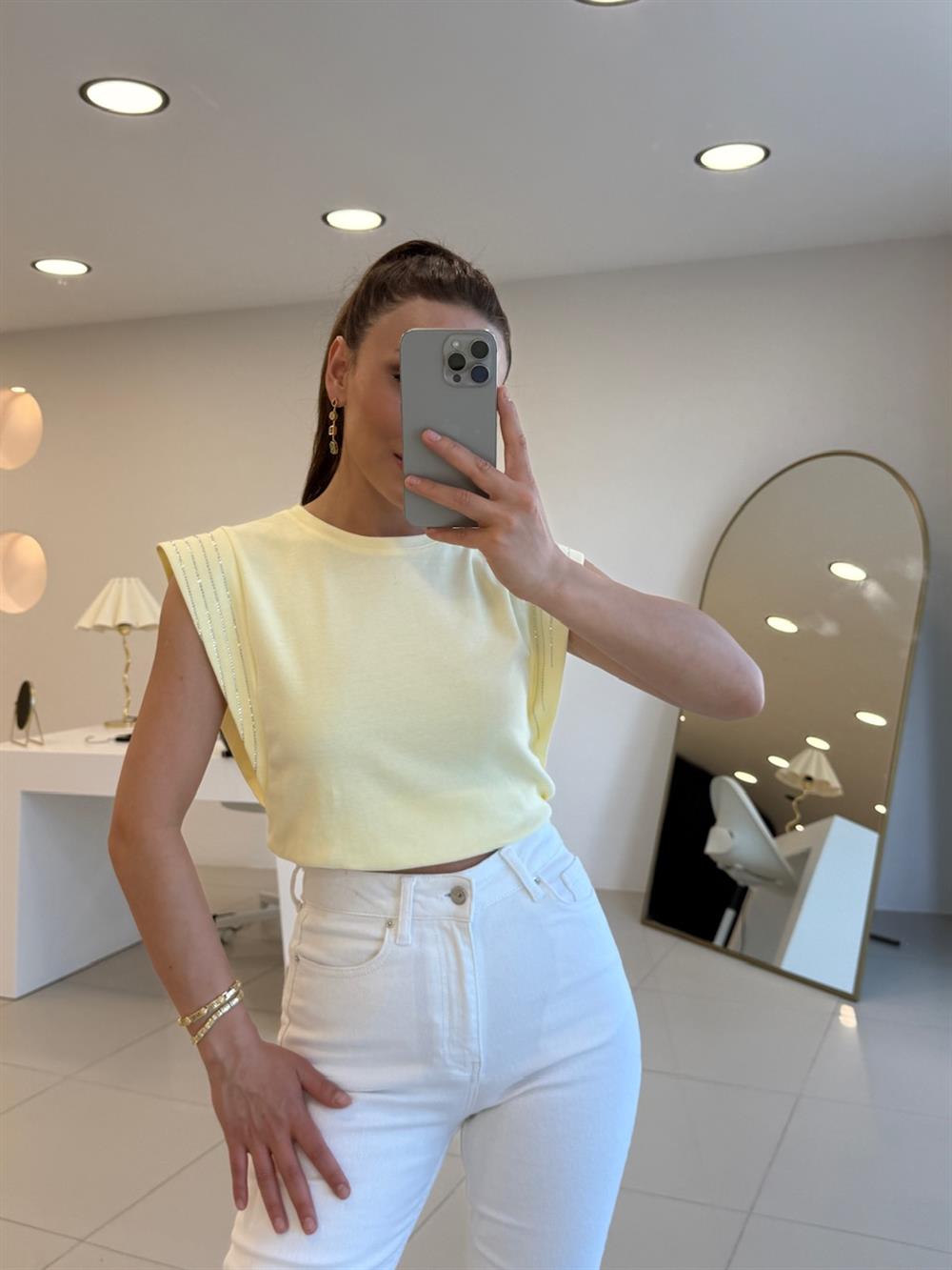 TAŞLI KOLSUZ TSHIRT SARI