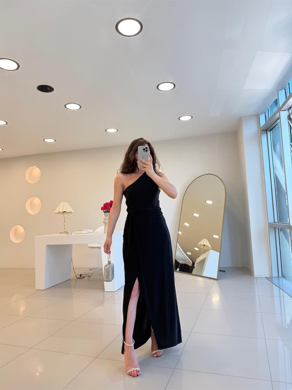 TEK OMUZ DRAPE YIRTMAÇ DETAYLI ELBİSE