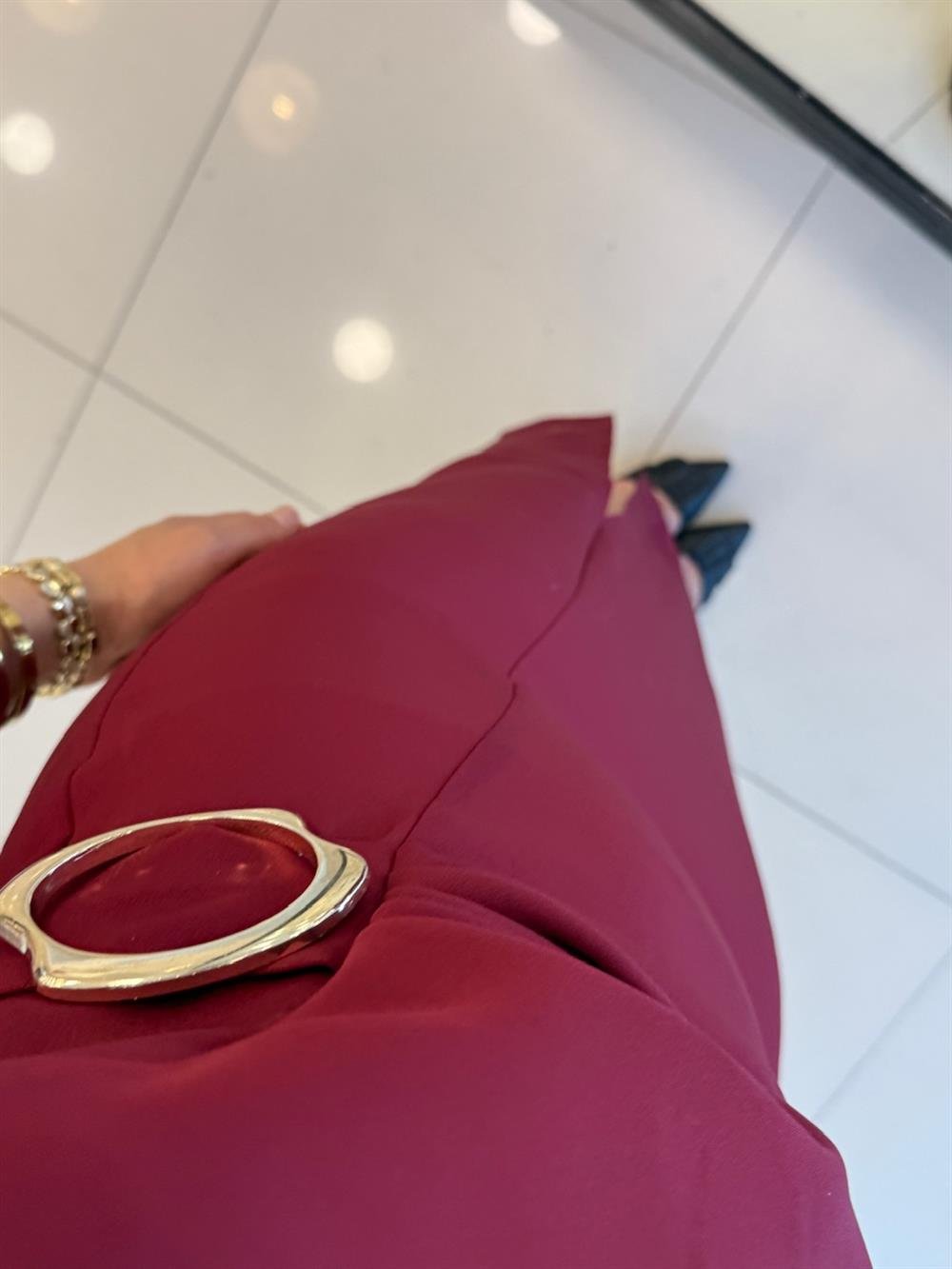 TOKA DETAYLI KRUVAZE ELBİSE BORDO