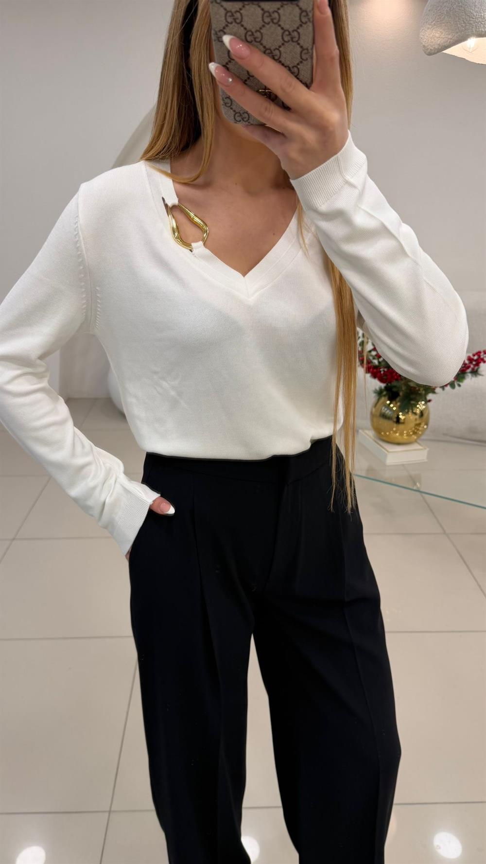 V YAKA GOLD AKSESUAR DETAYLI TRİKO KAZAK BEYAZ