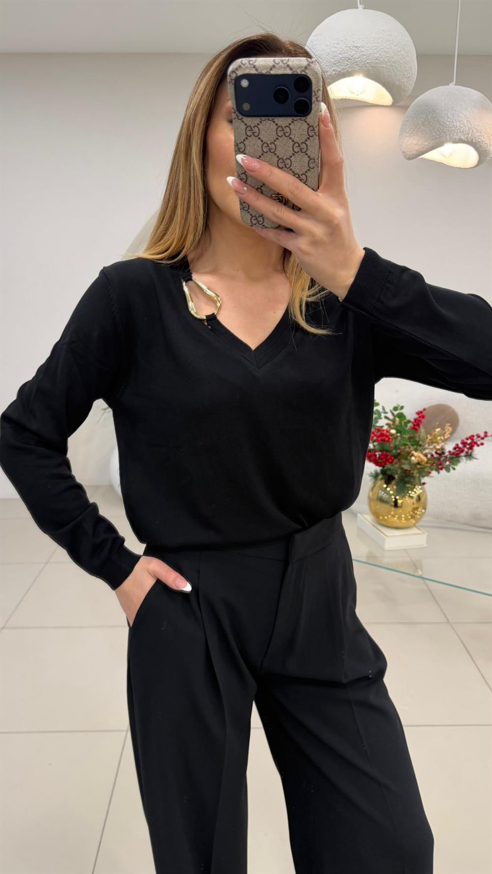 V YAKA GOLD AKSESUAR DETAYLI TRİKO KAZAK SİYAH