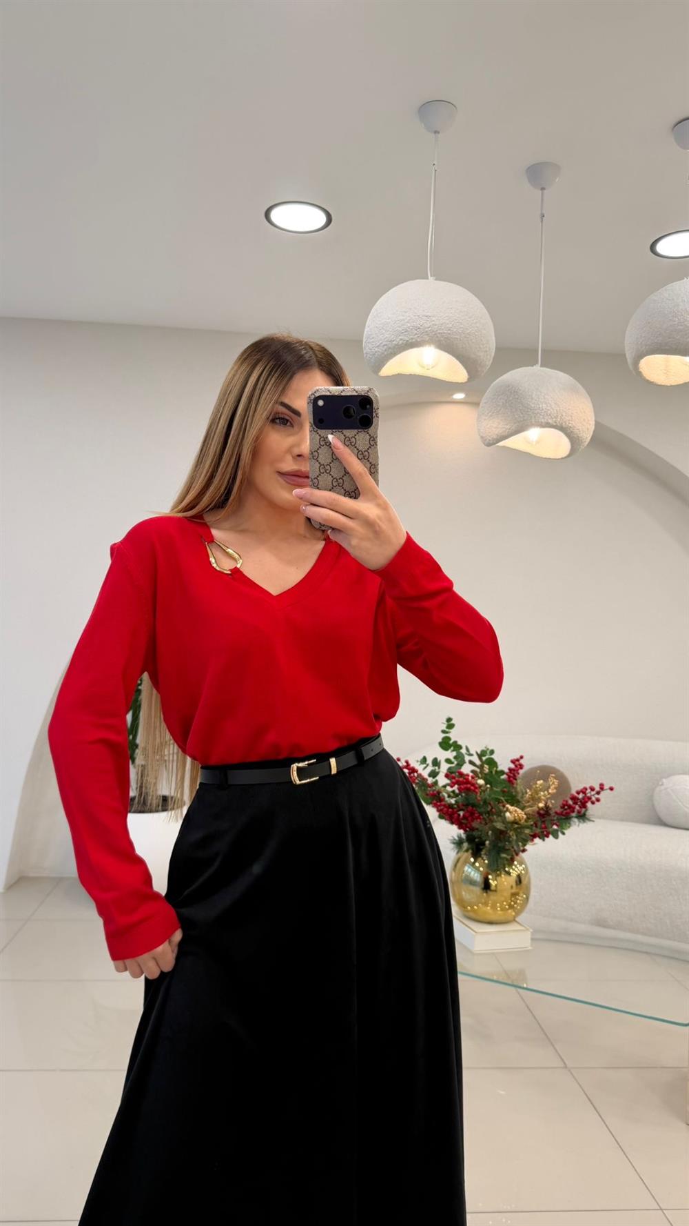 V YAKA GOLD AKSESUAR DETAYLI TRİKO KAZAK KIRMIZI