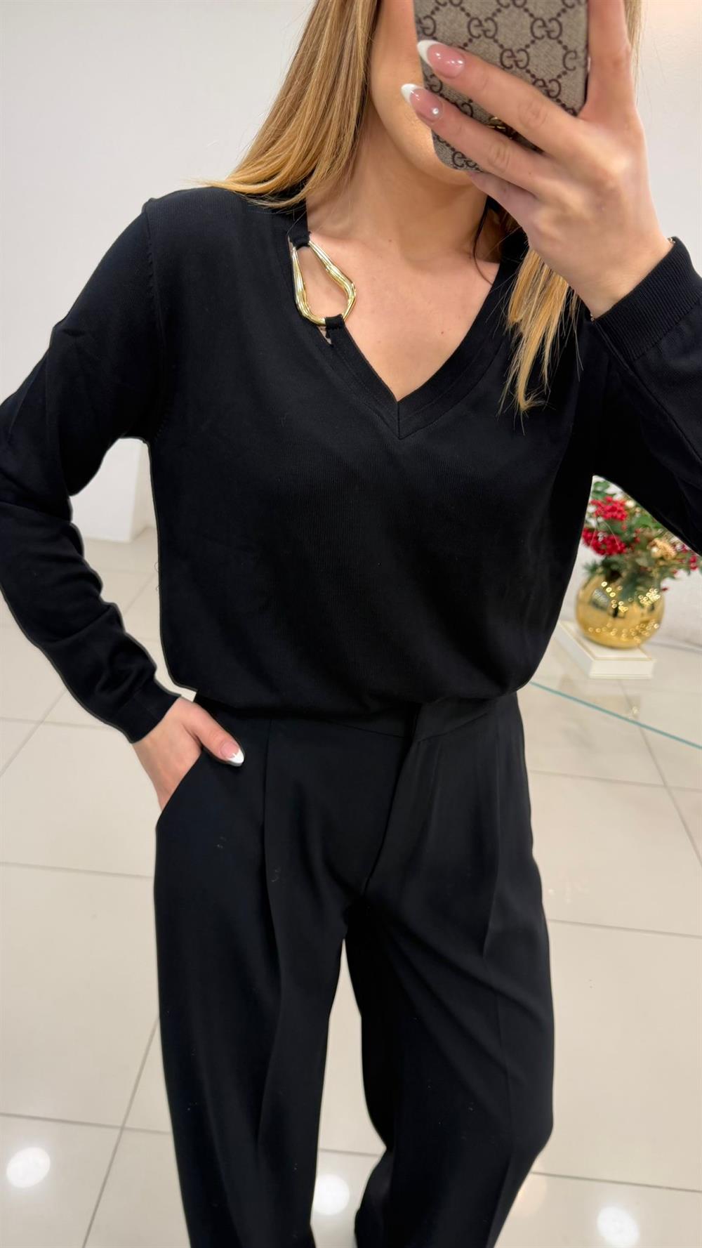 V YAKA GOLD AKSESUAR DETAYLI TRİKO KAZAK SİYAH