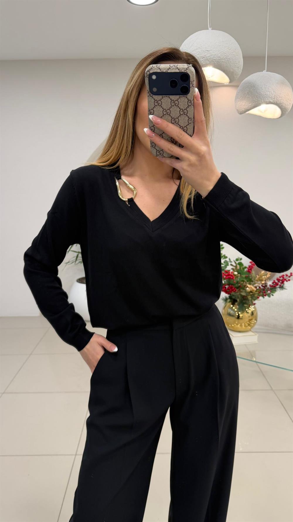 V YAKA GOLD AKSESUAR DETAYLI TRİKO KAZAK SİYAH