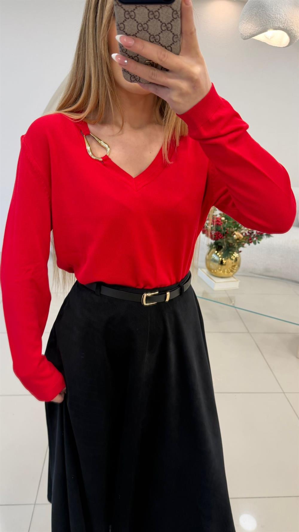 V YAKA GOLD AKSESUAR DETAYLI TRİKO KAZAK KIRMIZI