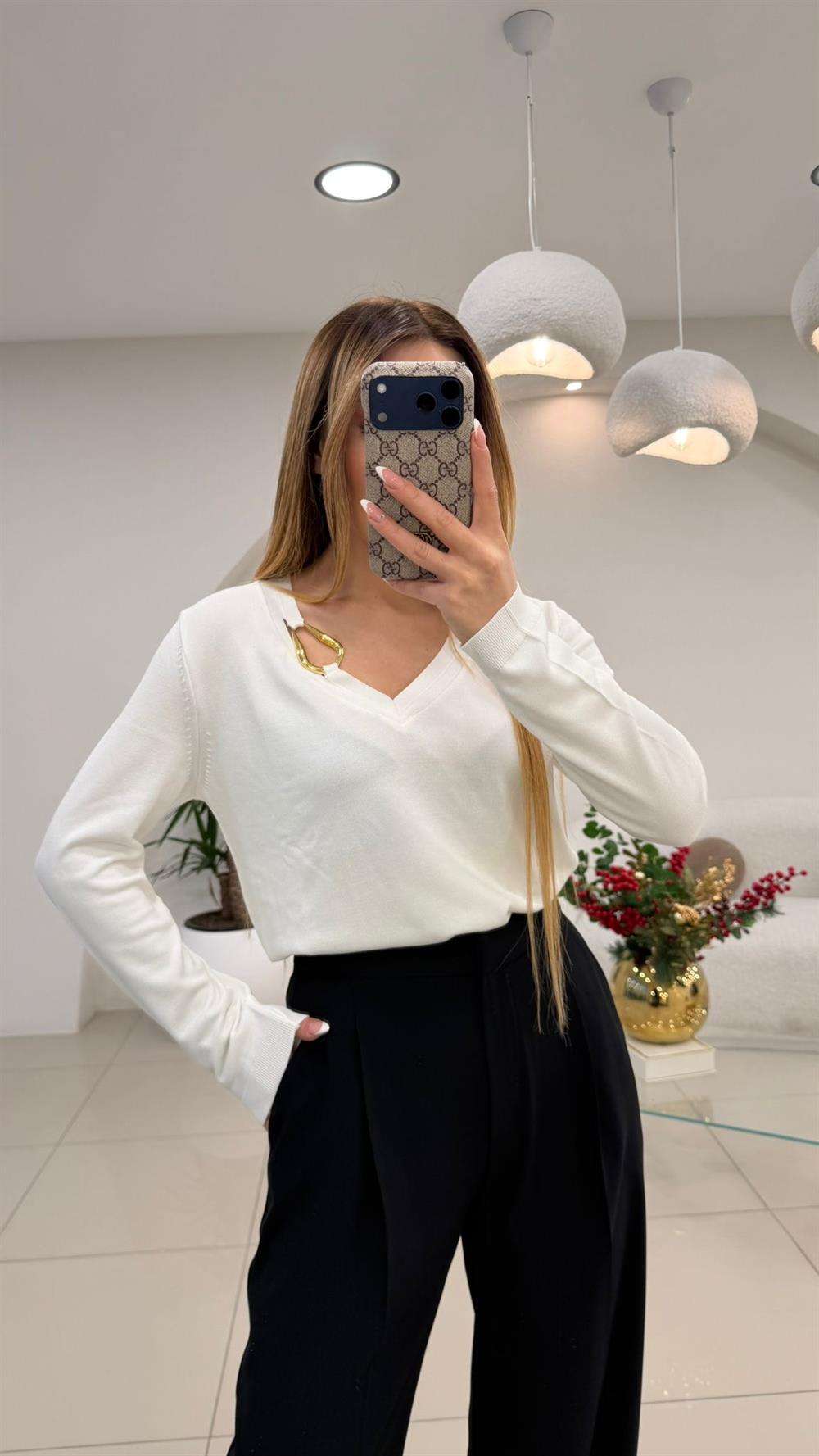 V YAKA GOLD AKSESUAR DETAYLI TRİKO KAZAK BEYAZ