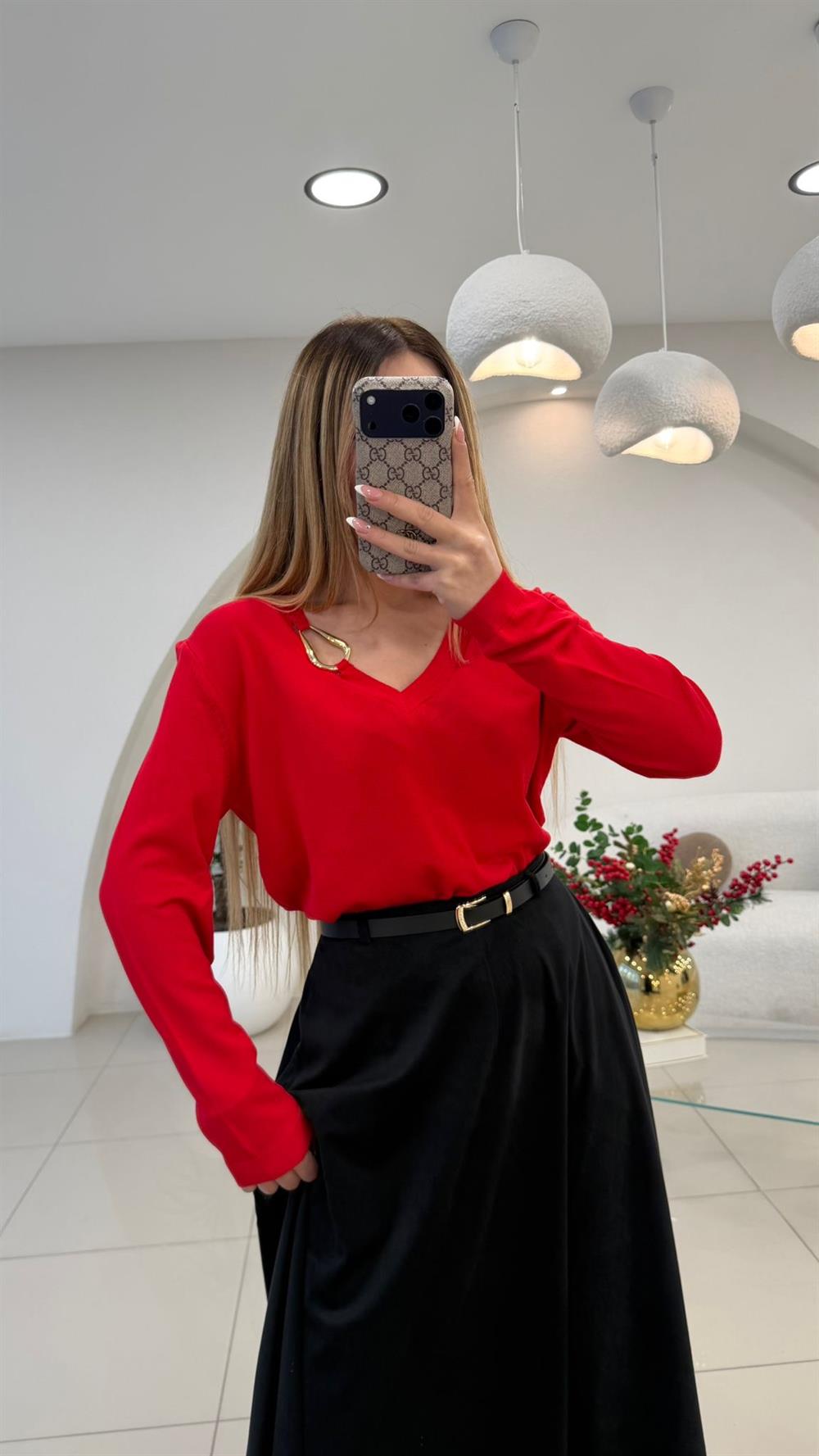 V YAKA GOLD AKSESUAR DETAYLI TRİKO KAZAK KIRMIZI