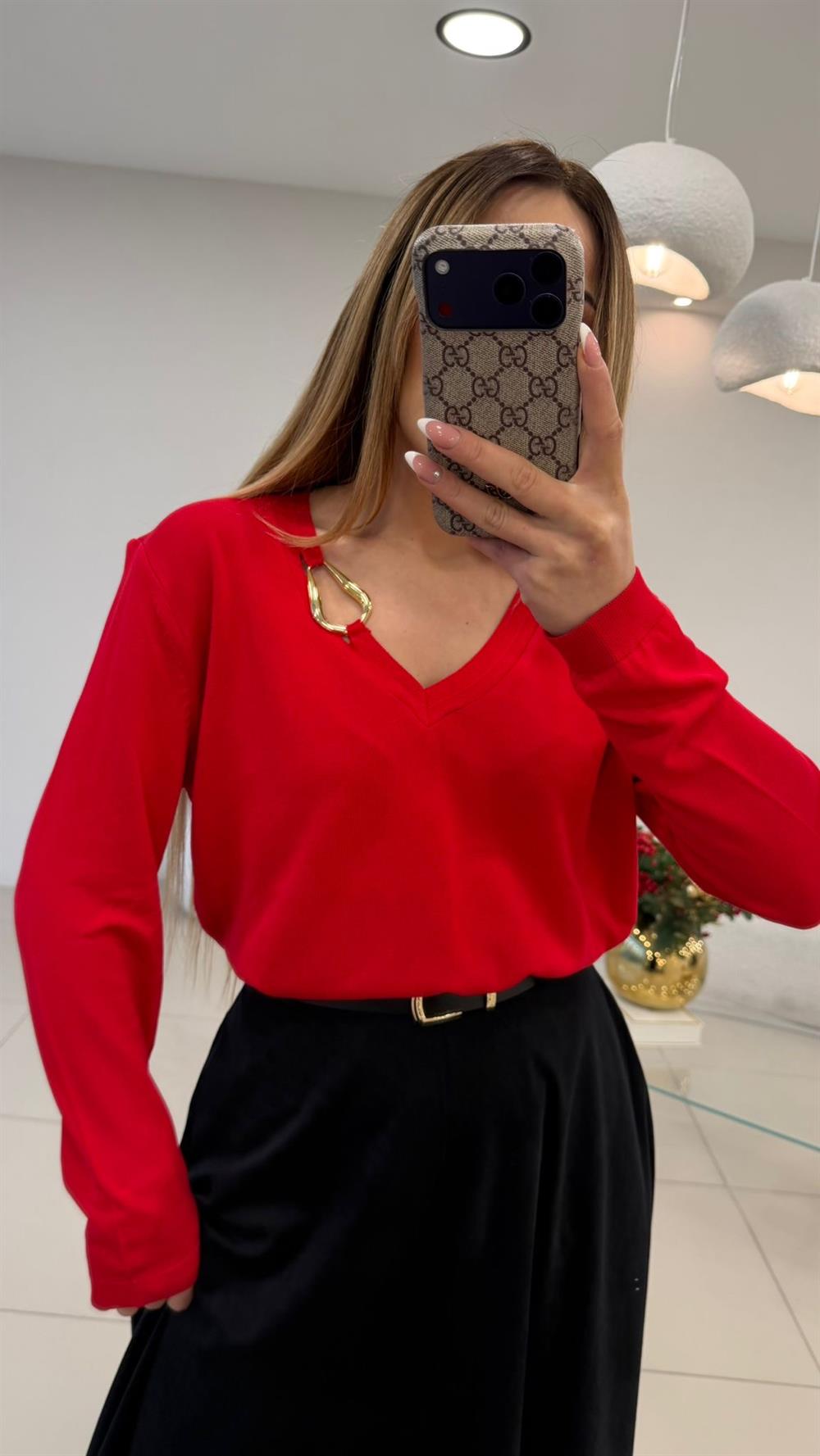 V YAKA GOLD AKSESUAR DETAYLI TRİKO KAZAK KIRMIZI