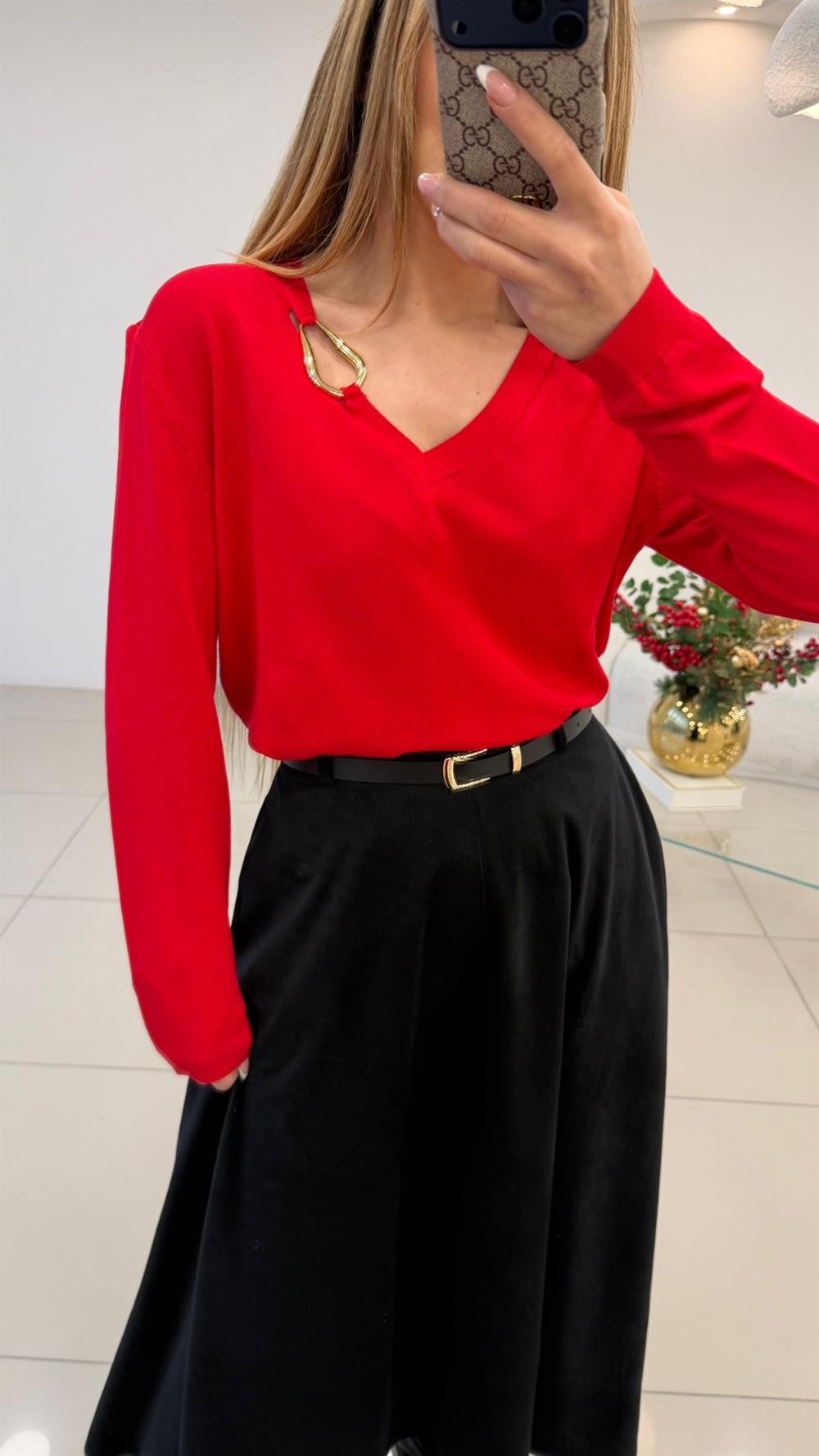 V YAKA GOLD AKSESUAR DETAYLI TRİKO KAZAK KIRMIZI