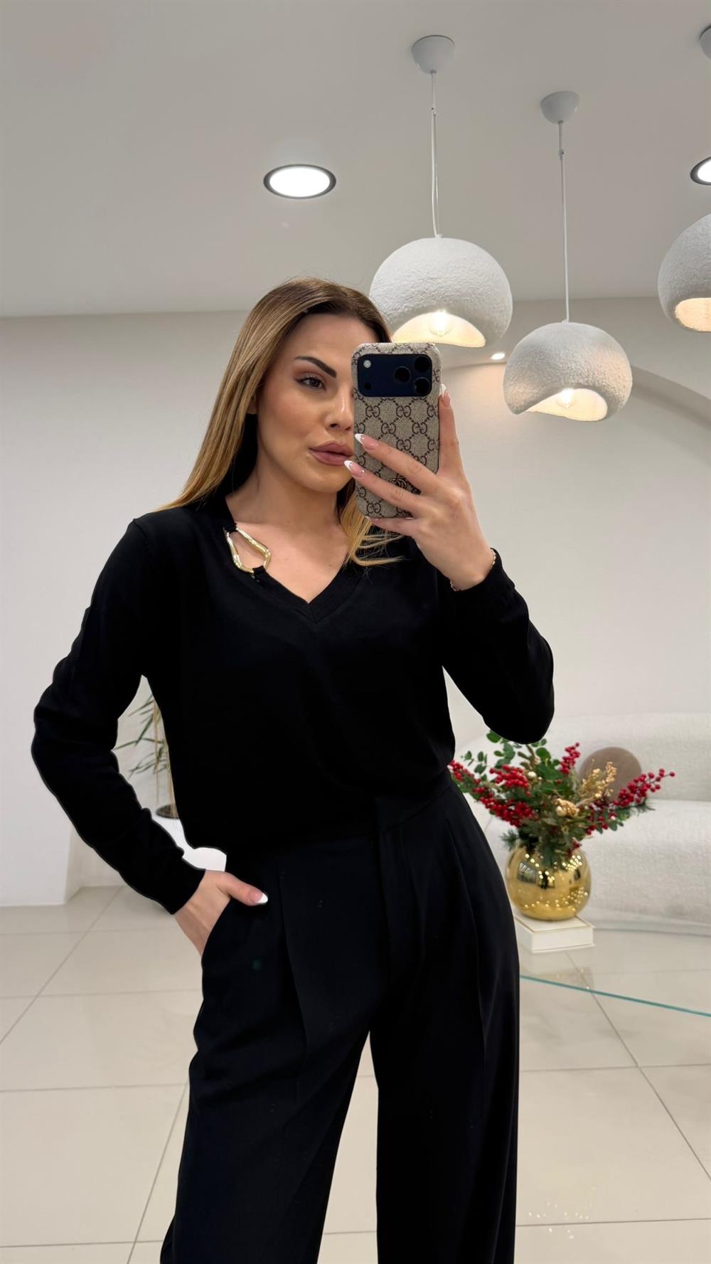 V YAKA GOLD AKSESUAR DETAYLI TRİKO KAZAK SİYAH