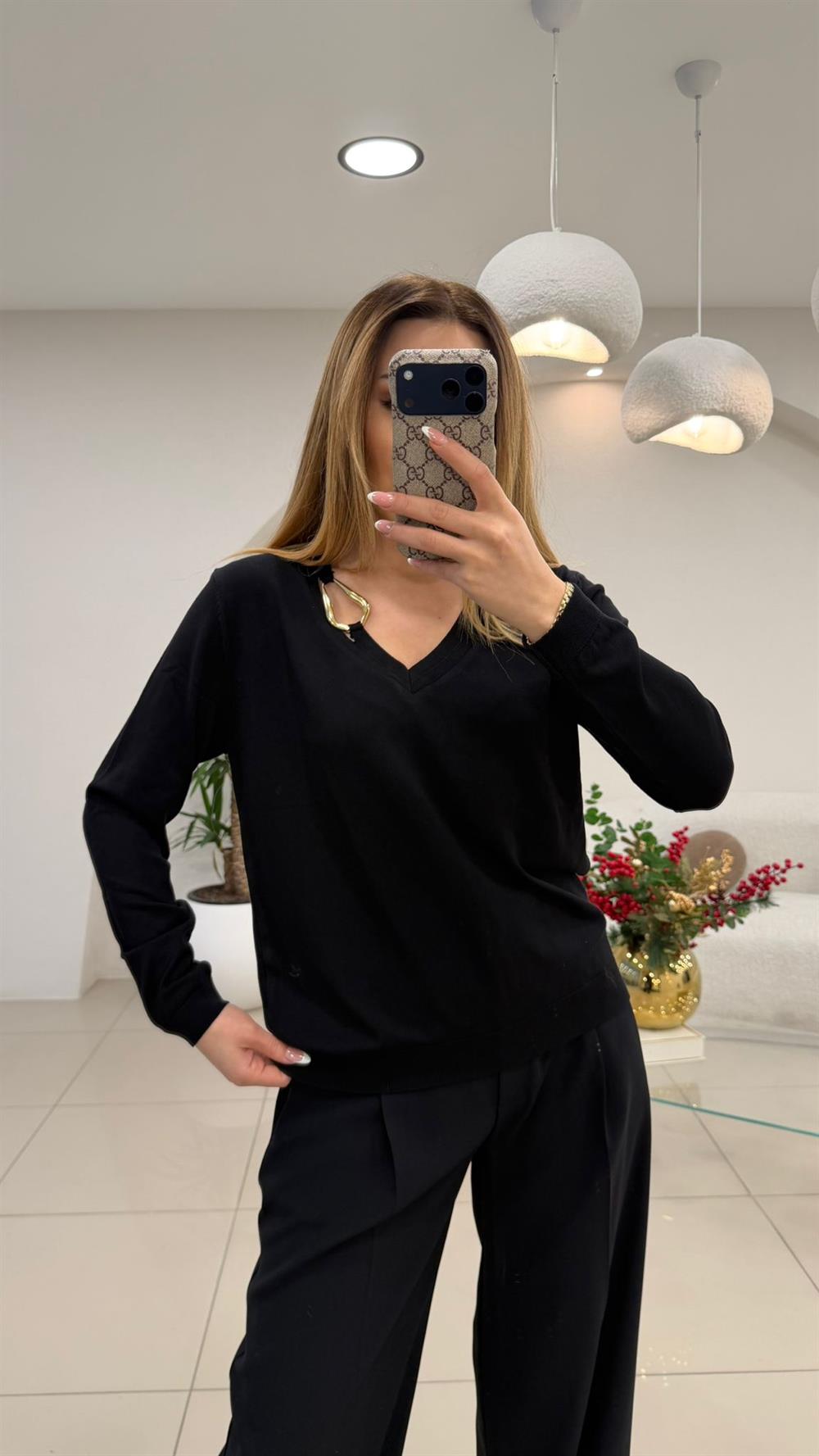 V YAKA GOLD AKSESUAR DETAYLI TRİKO KAZAK SİYAH