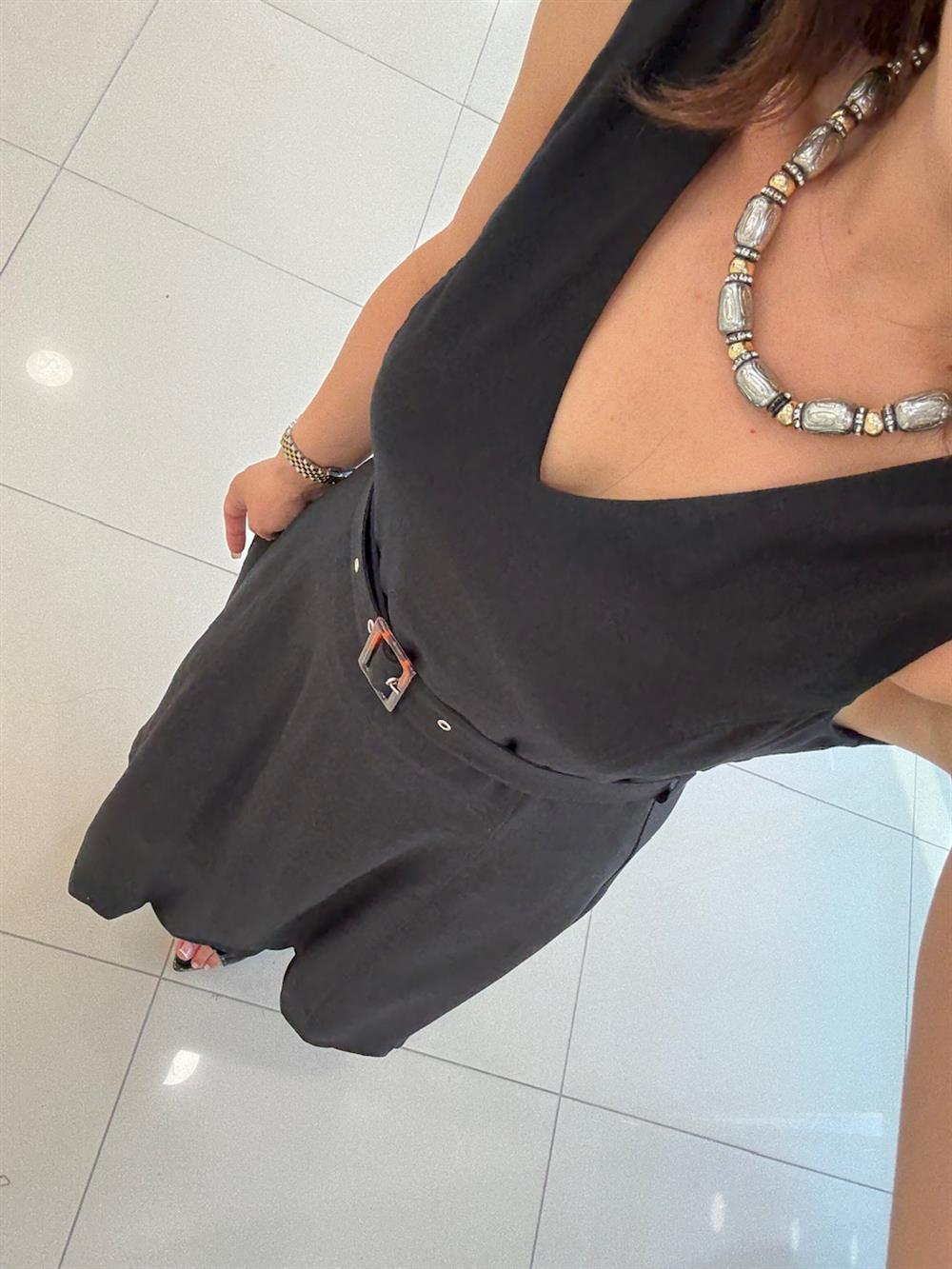 V YAKA KEMERLİ KETEN ELBİSE SİYAH
