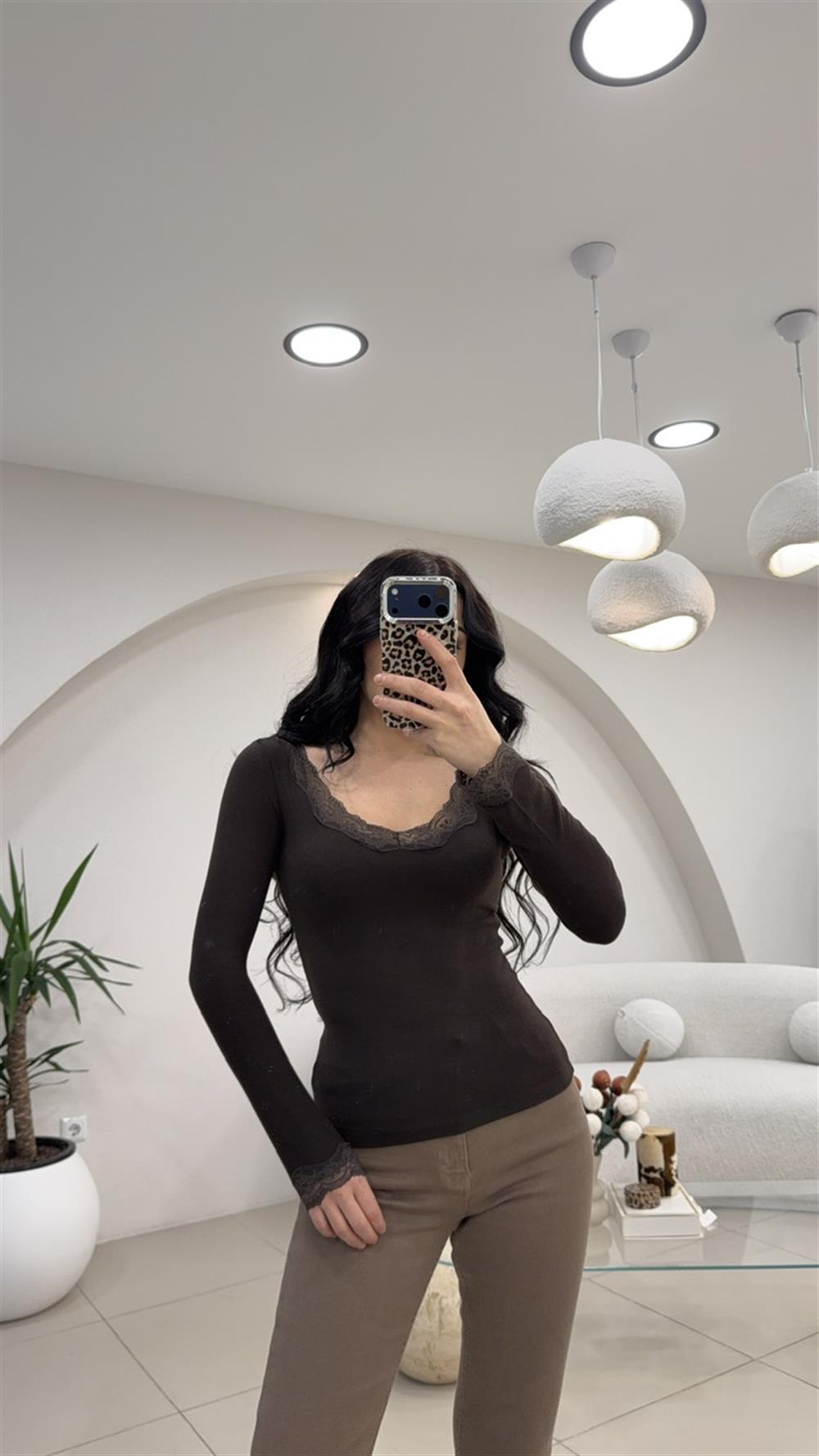 V YAKA KOL DANTELLİ PAMUK BLUZ KAHVE