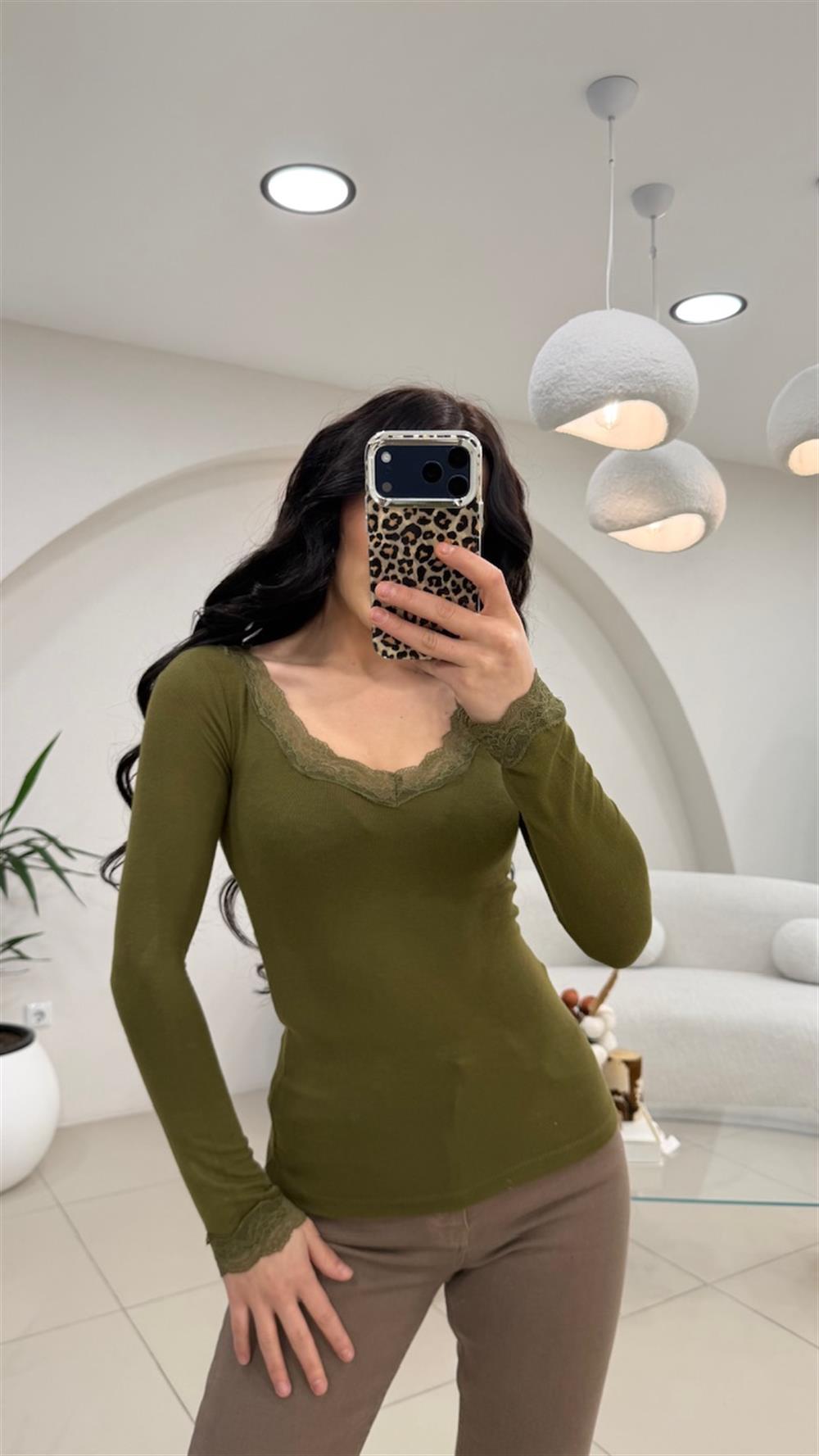 V YAKA KOL DANTELLİ PAMUK BLUZ  YEŞİL