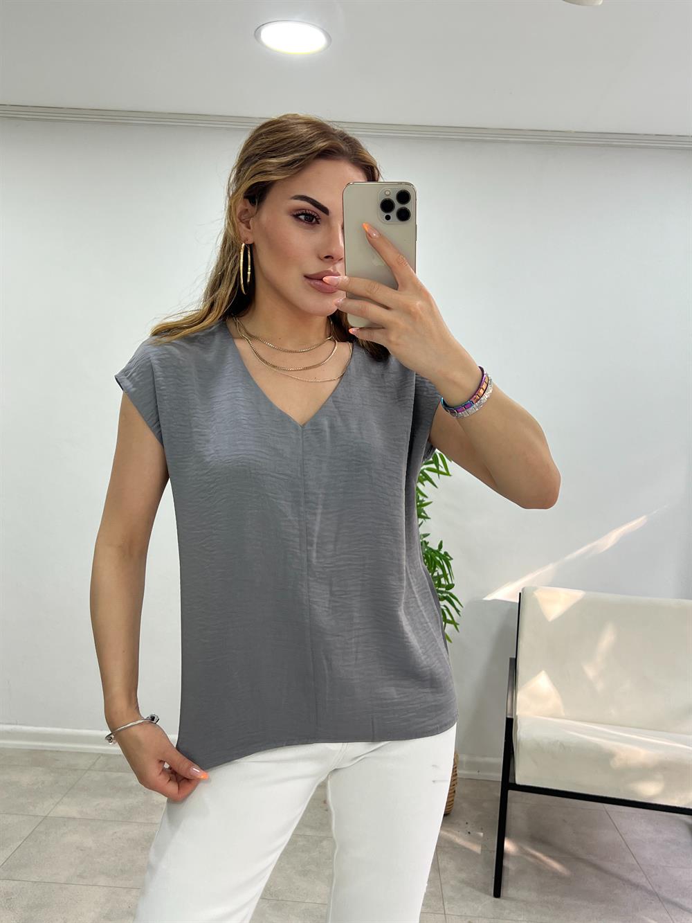 V Yaka Parlak Kumaş Bluz Gri̇