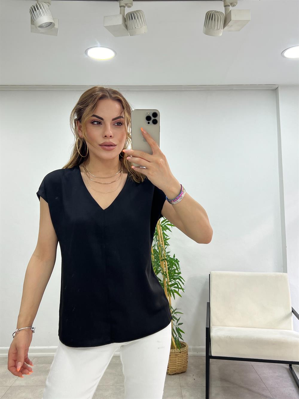 V Yaka Parlak Kumaş Bluz Si̇yah