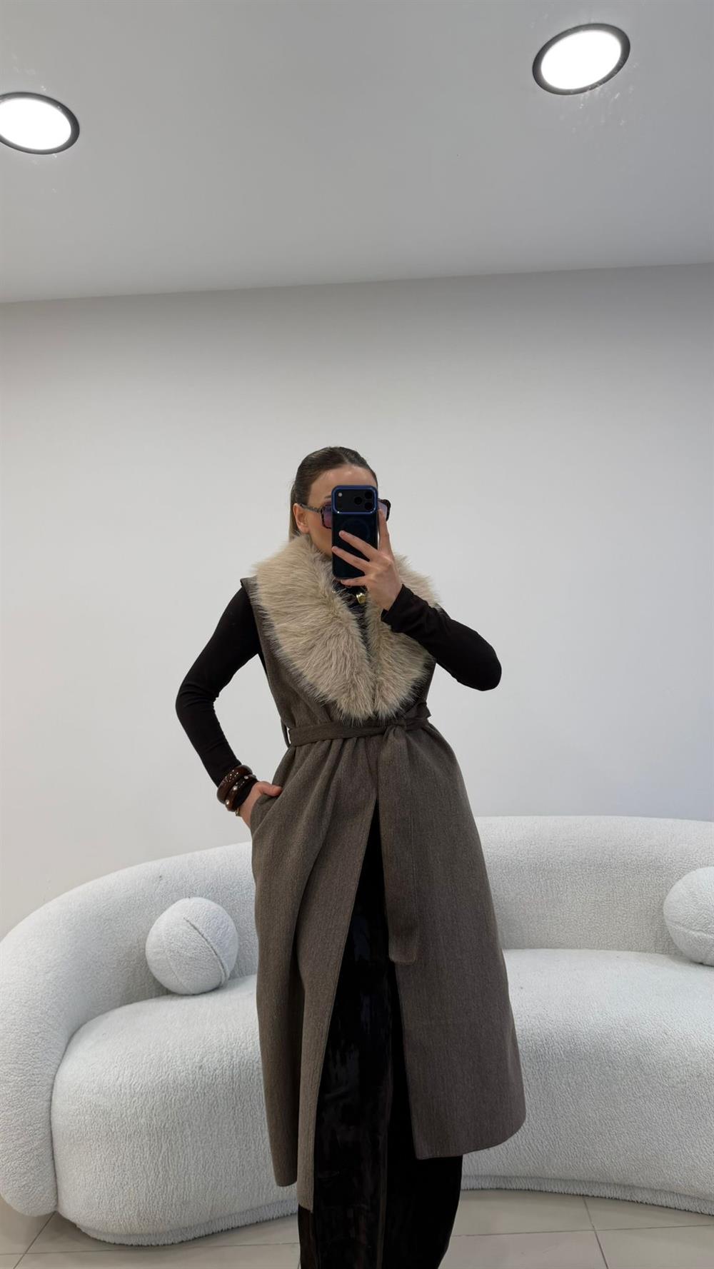 YAKA KÜRKLÜ UZUN KAŞE YELEK KAHVE