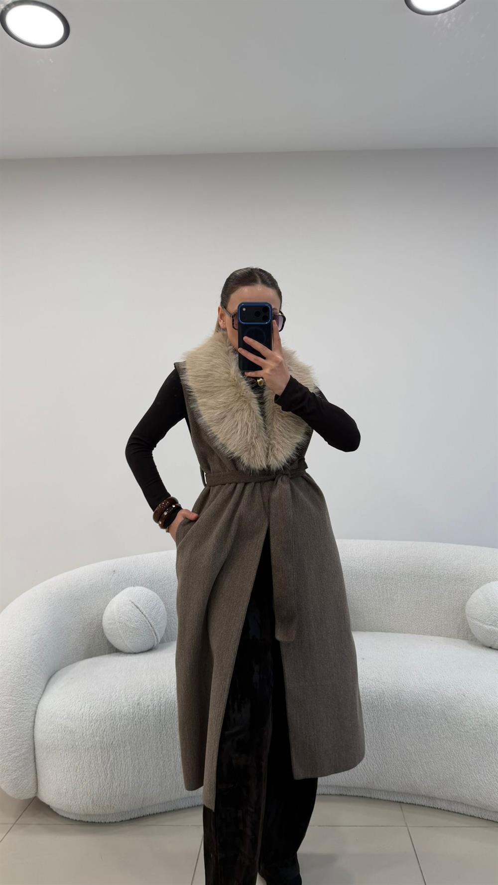 YAKA KÜRKLÜ UZUN KAŞE YELEK KAHVE