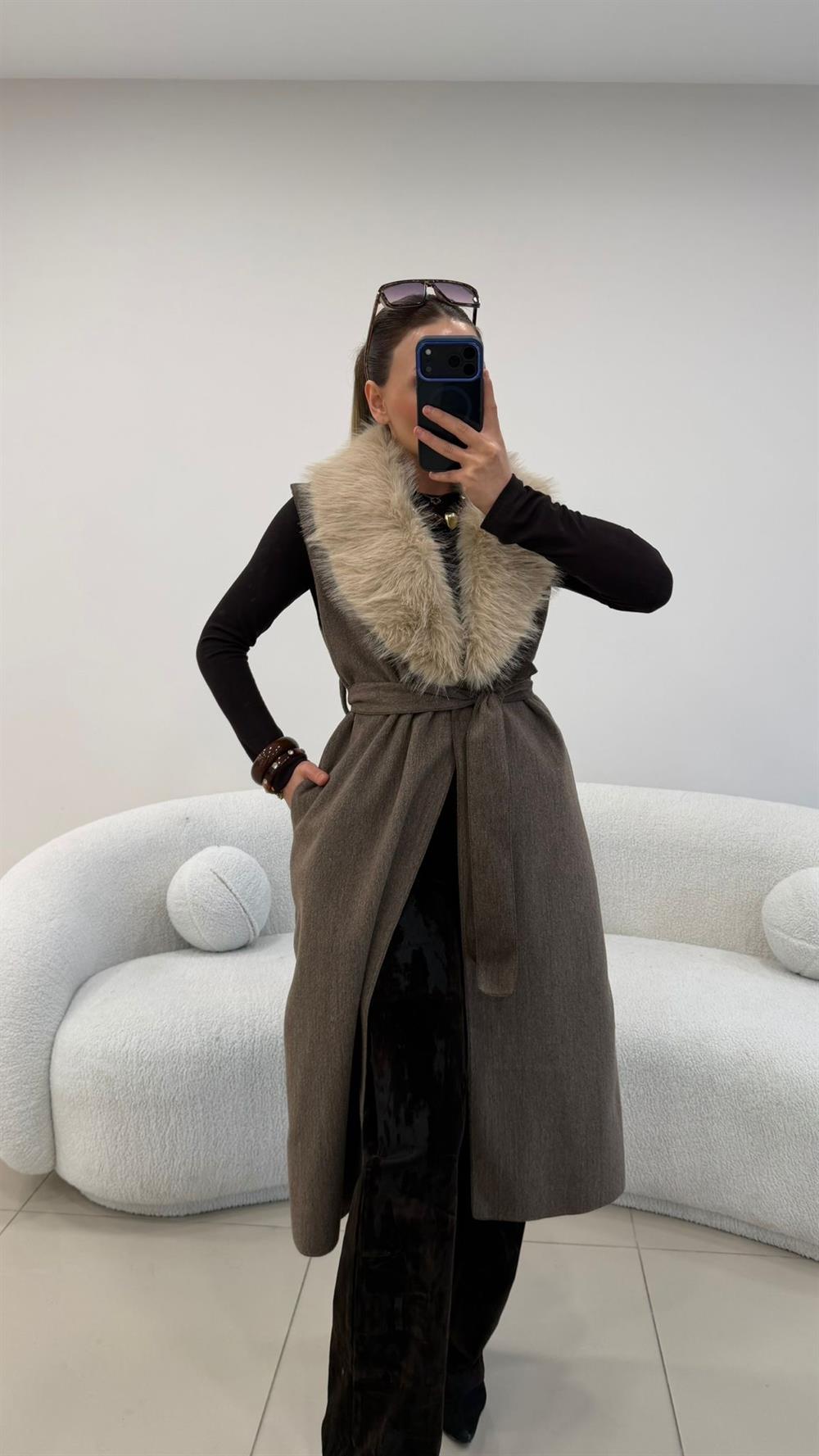 YAKA KÜRKLÜ UZUN KAŞE YELEK KAHVE