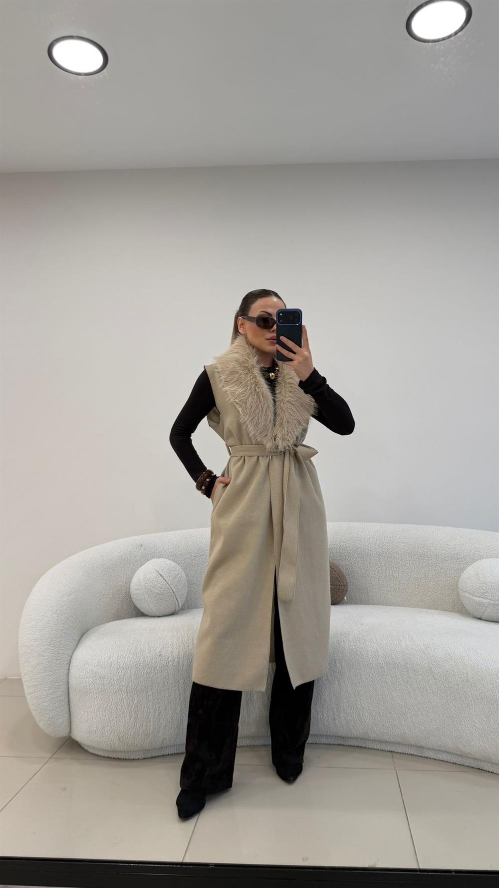 YAKA KÜRKLÜ UZUN KAŞE YELEK TAŞ