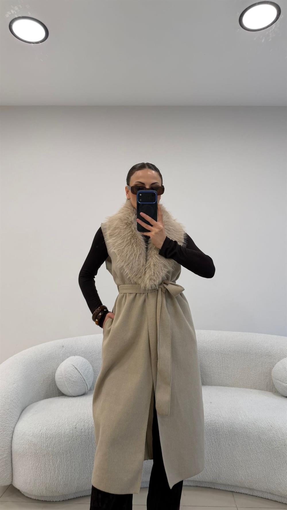 YAKA KÜRKLÜ UZUN KAŞE YELEK TAŞ