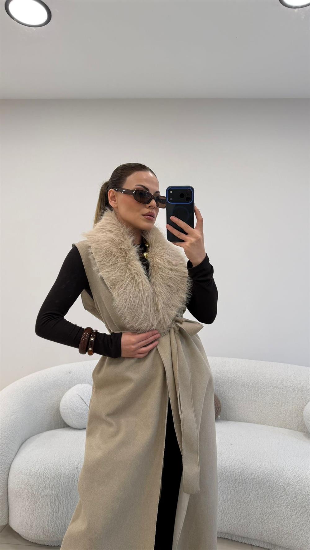 YAKA KÜRKLÜ UZUN KAŞE YELEK TAŞ