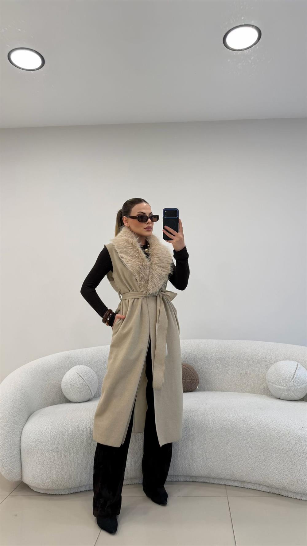 YAKA KÜRKLÜ UZUN KAŞE YELEK TAŞ