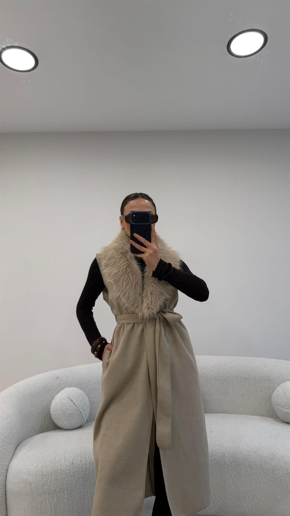 YAKA KÜRKLÜ UZUN KAŞE YELEK TAŞ