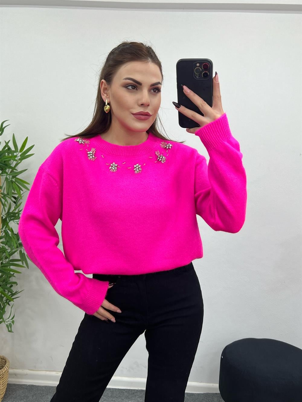 Yakasi Taşli Pembe Kazak