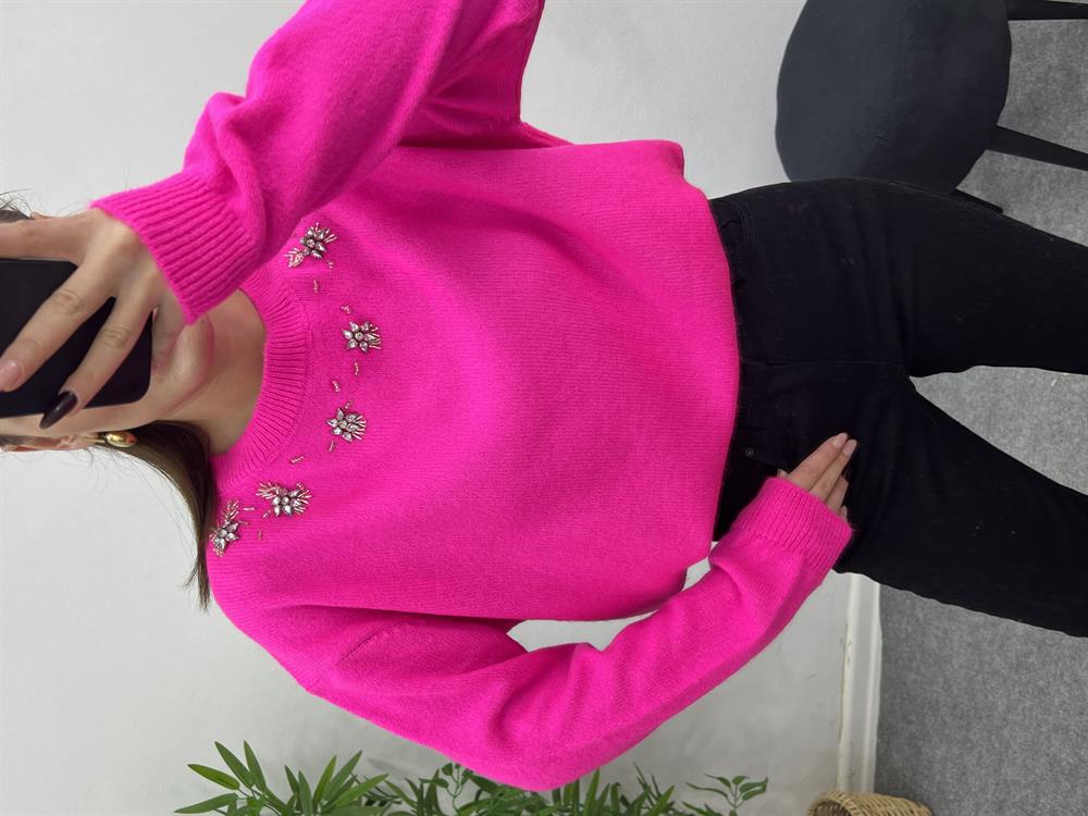 Yakasi Taşli Pembe Kazak