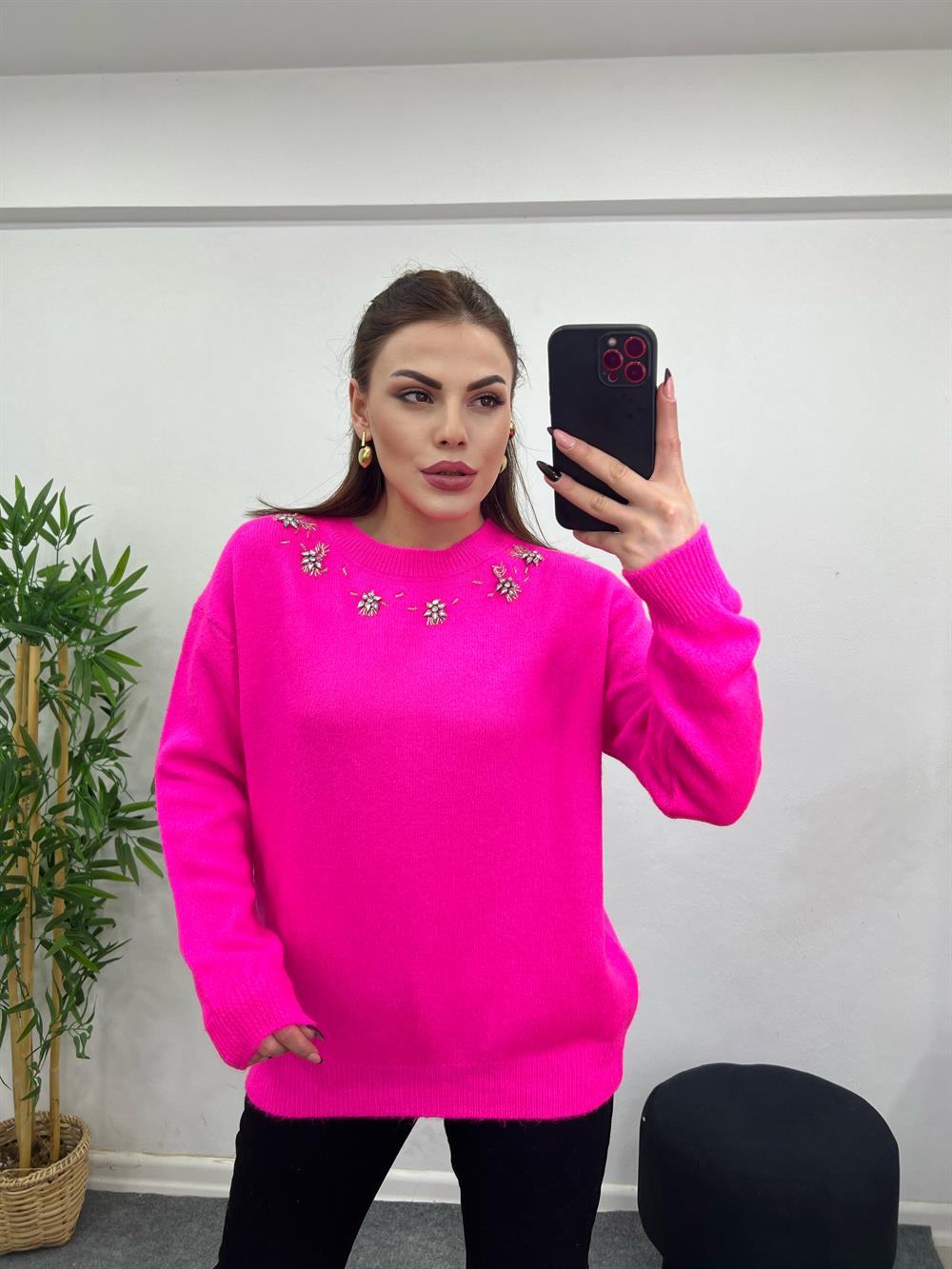 Yakasi Taşli Pembe Kazak