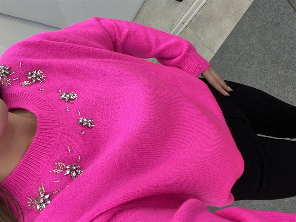 Yakasi Taşli Pembe Kazak
