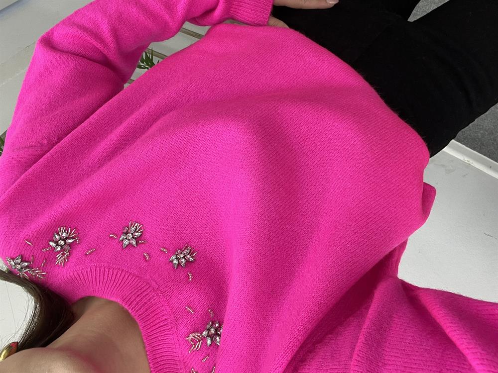 Yakasi Taşli Pembe Kazak