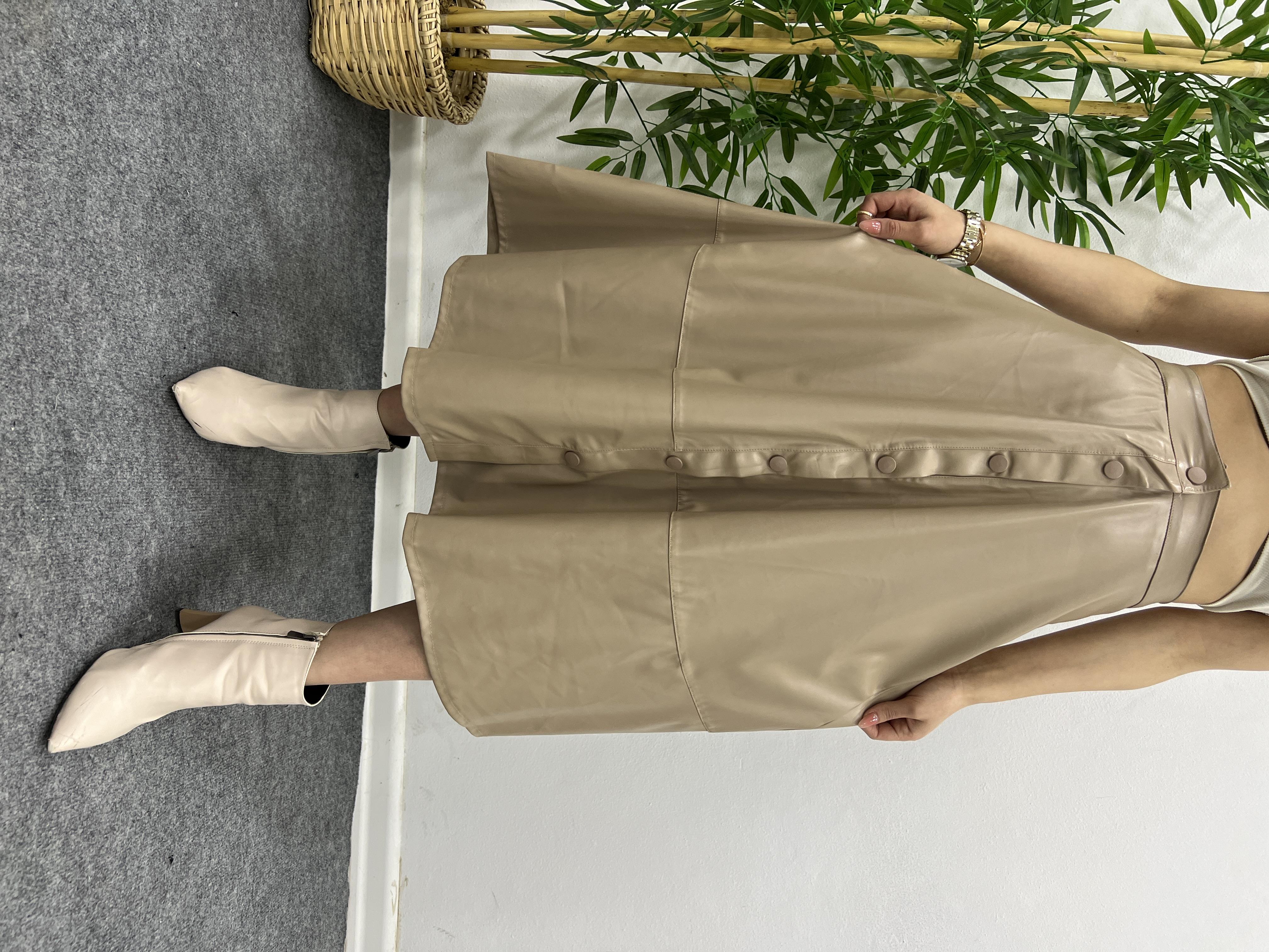 BEJ RENK ÖNÜ DÜĞMELİ DERİ ETEK 