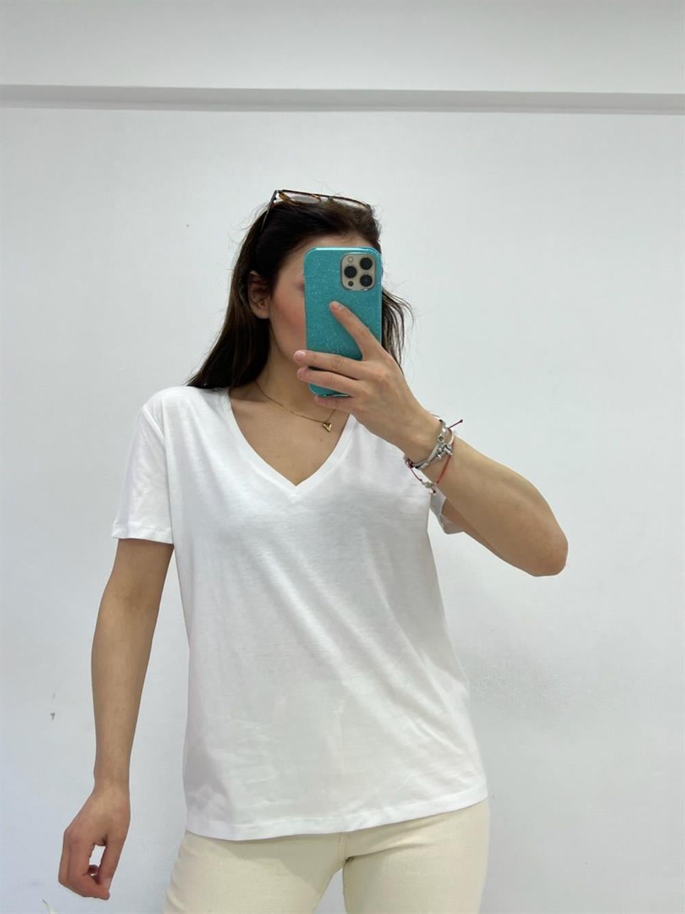 BEYAZ DİLVİN V YAKA BASİC TSHİRT