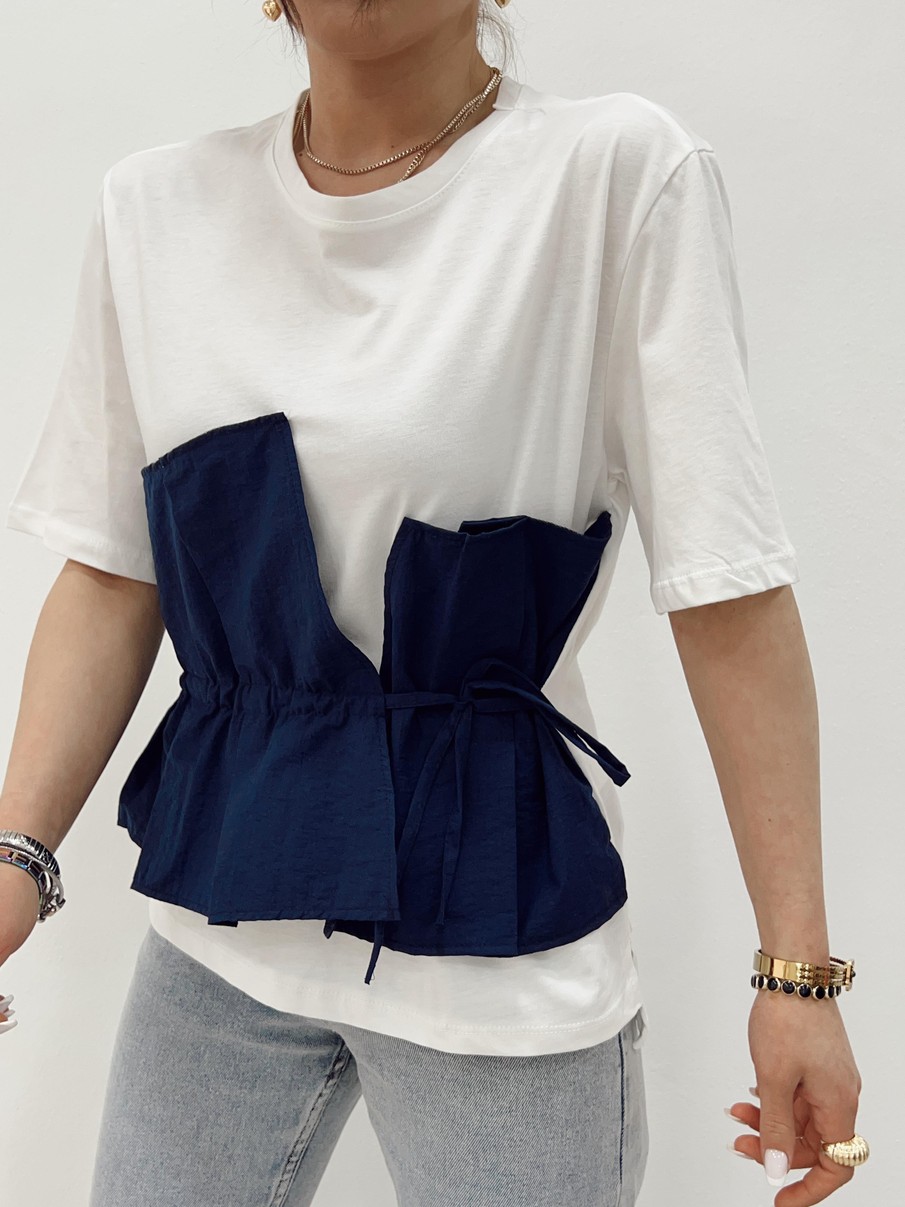 BEYAZ LACİVERT DETAYLI TASARIM TSHİRT