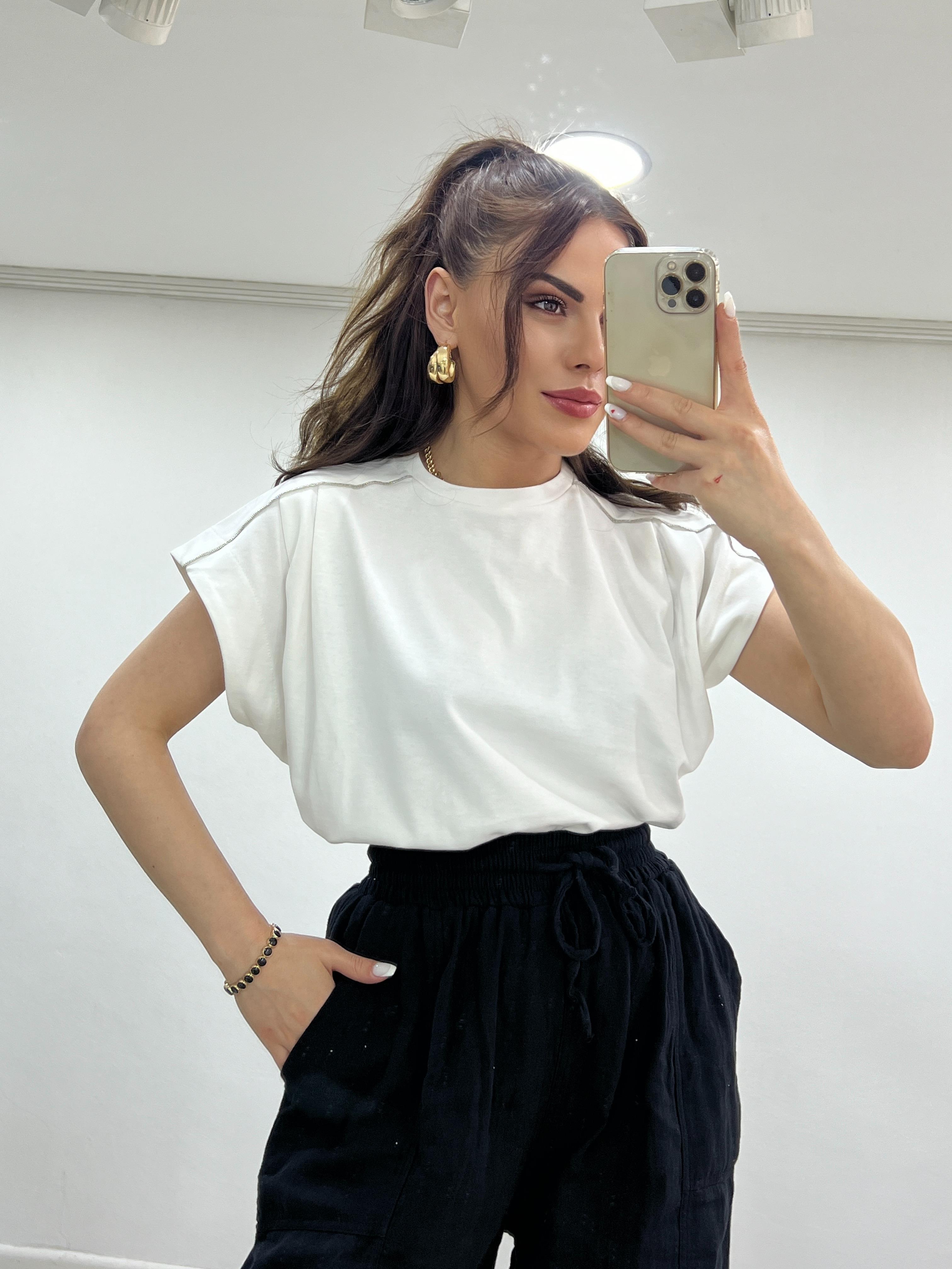 BEYAZ OMUZLARI TAŞ DETAYLI TSHİRT