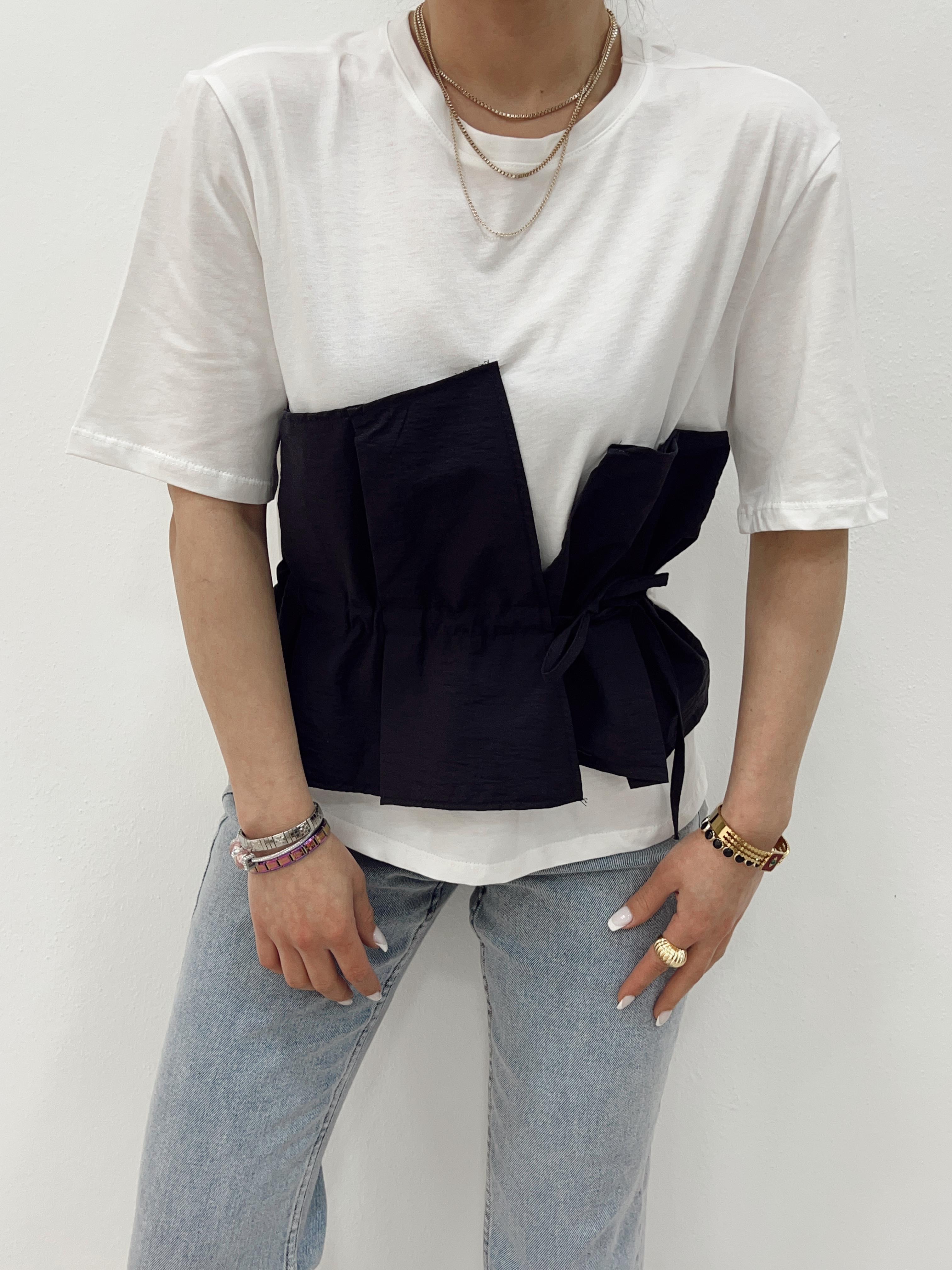 BEYAZ  SİYAH DETAYLI TASARIM TSHİRT