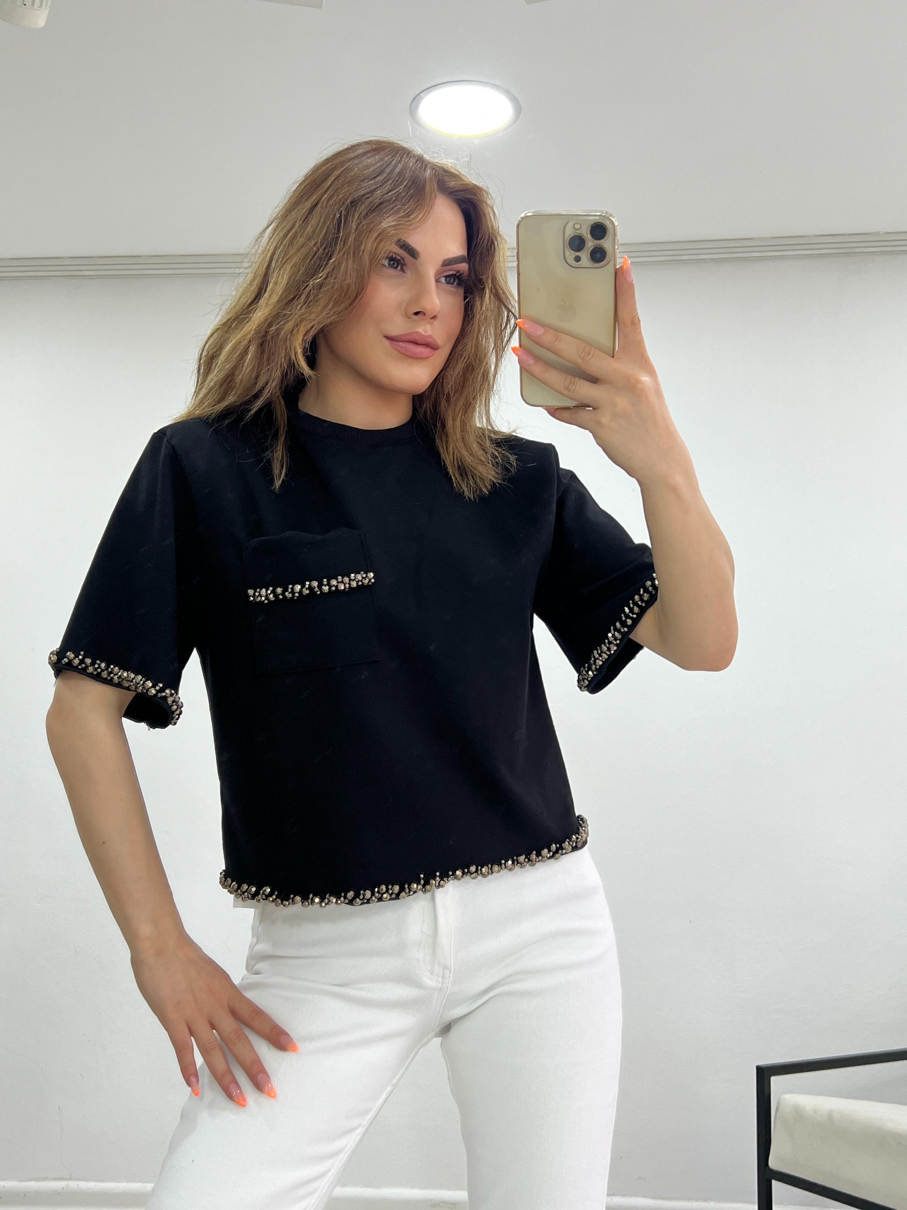 CEPLERİ VE ÖNÜ TAŞ DETAYLI TSHİRT