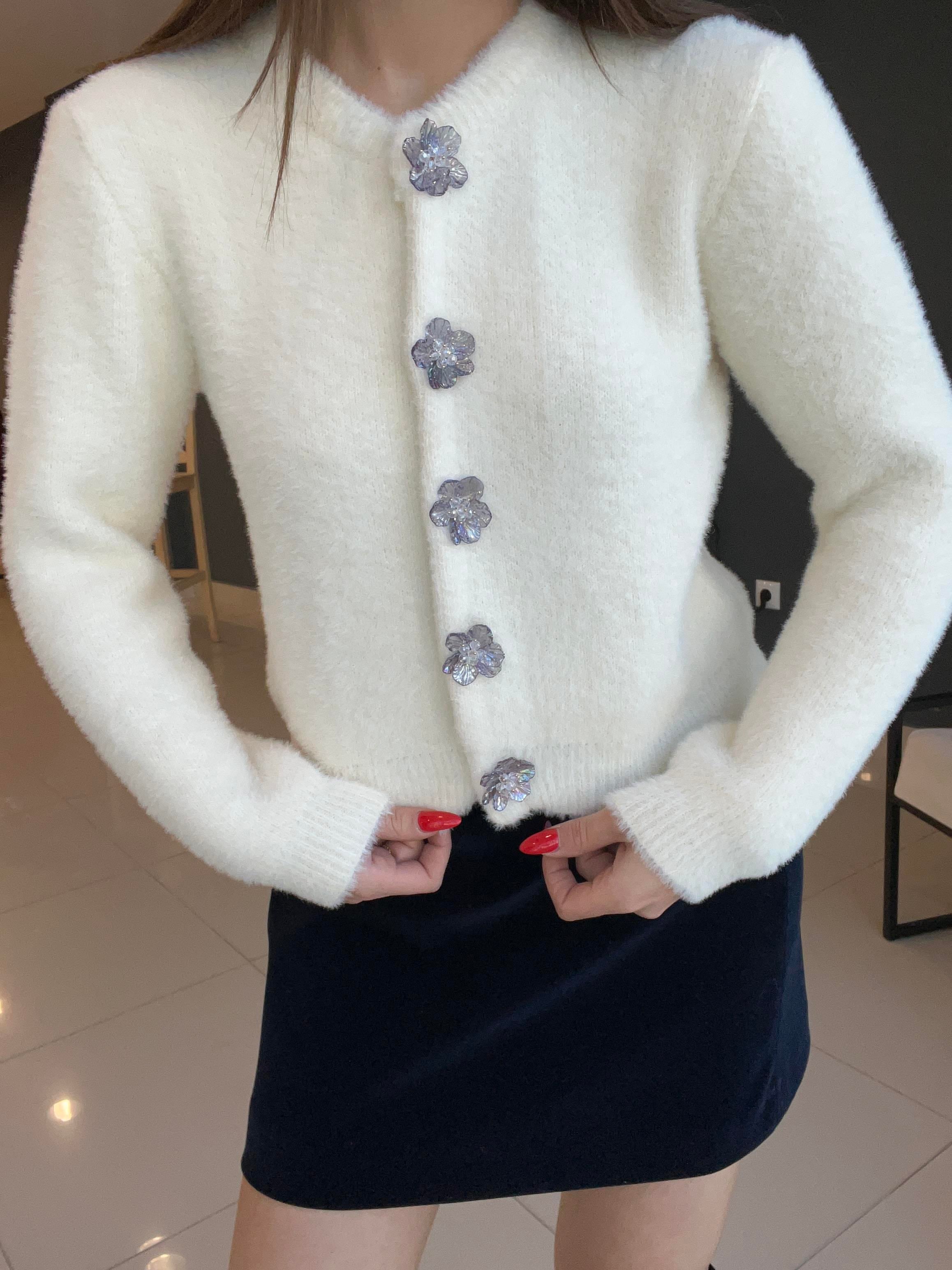 ÇİÇEK DETAYLI YUMOŞ HIRKA EKRU 