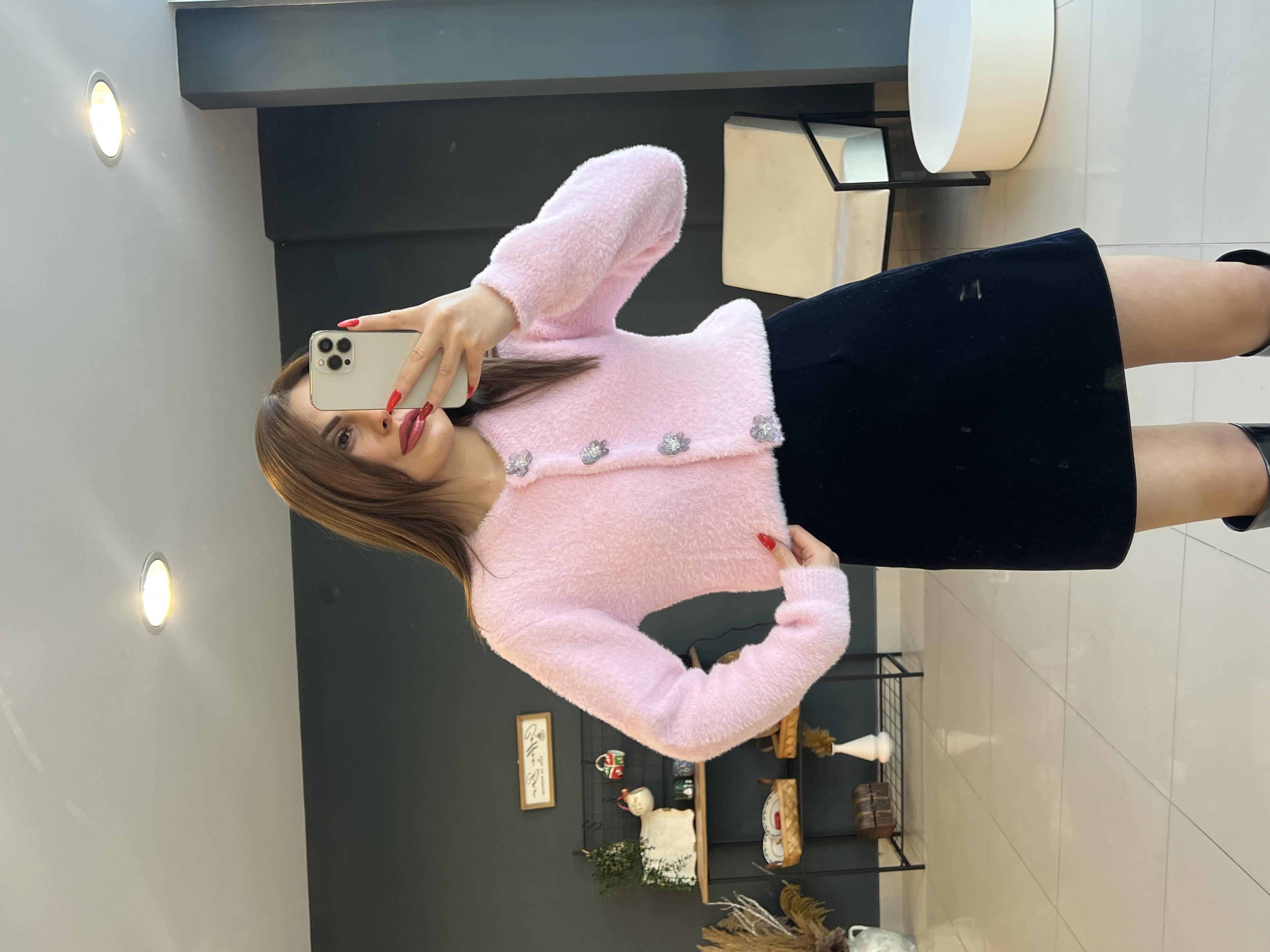 ÇİÇEK DETAYLI YUMOŞ HIRKA PEMBE  