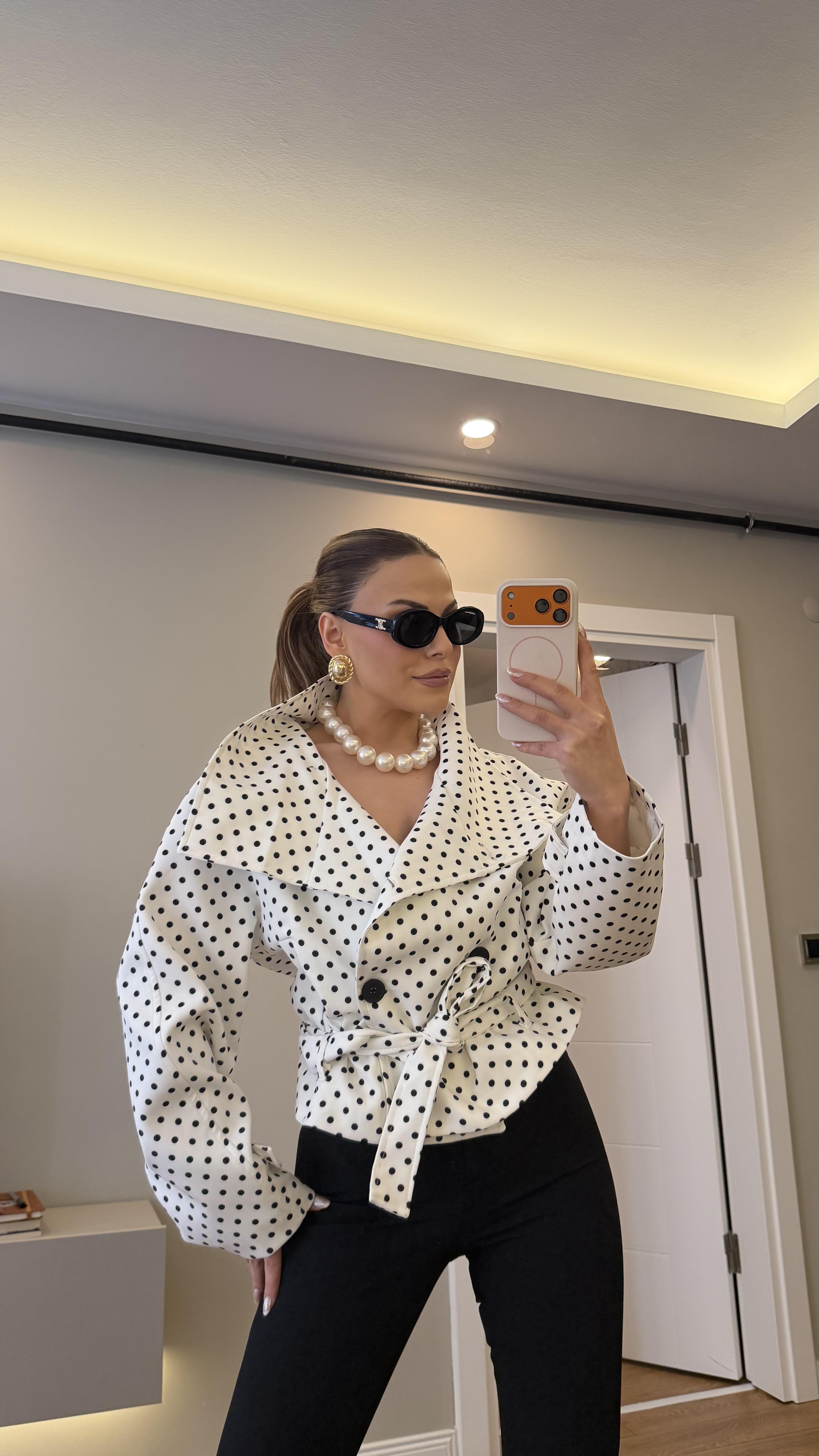 DİK YAKA MİNİ PUANTİYELİ TRENÇKOT BEYAZ