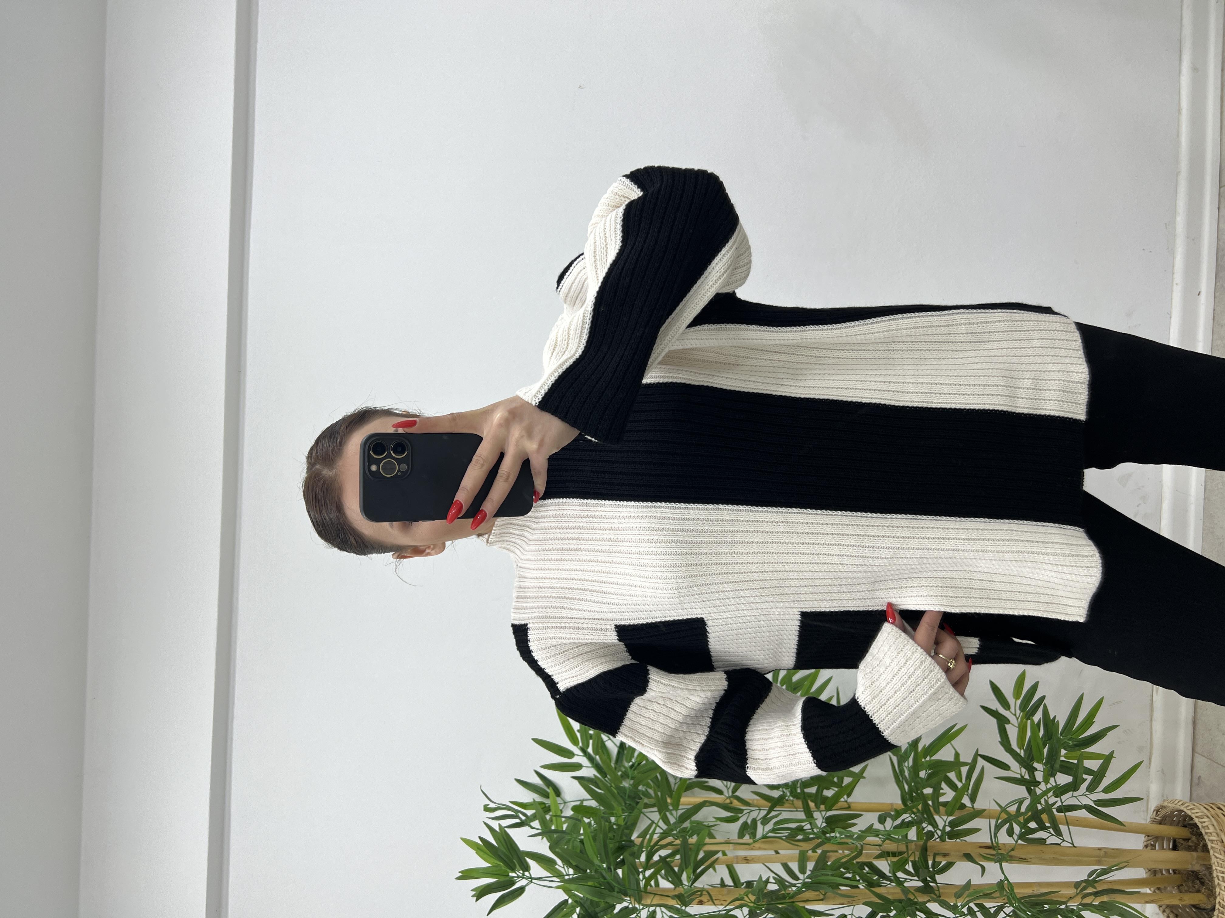 DİK YAKA ÖNÜ YIRTMAÇLI KAZAK 