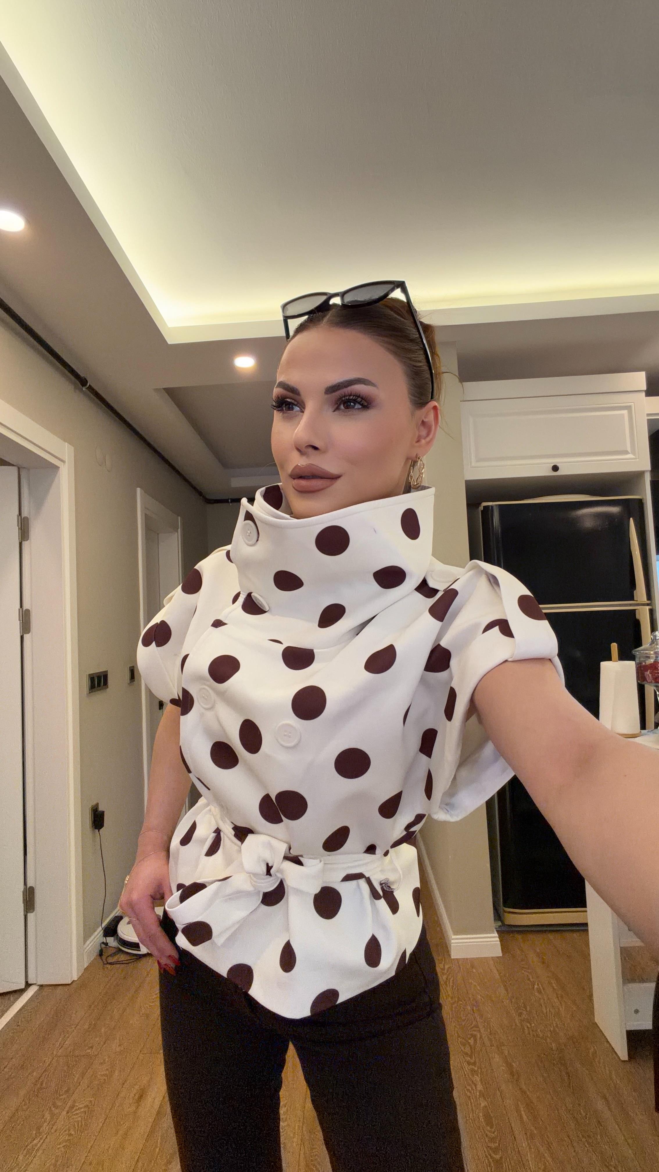 Dik Yaka Puantiyeli Kısa Kol Trençkot Kahve