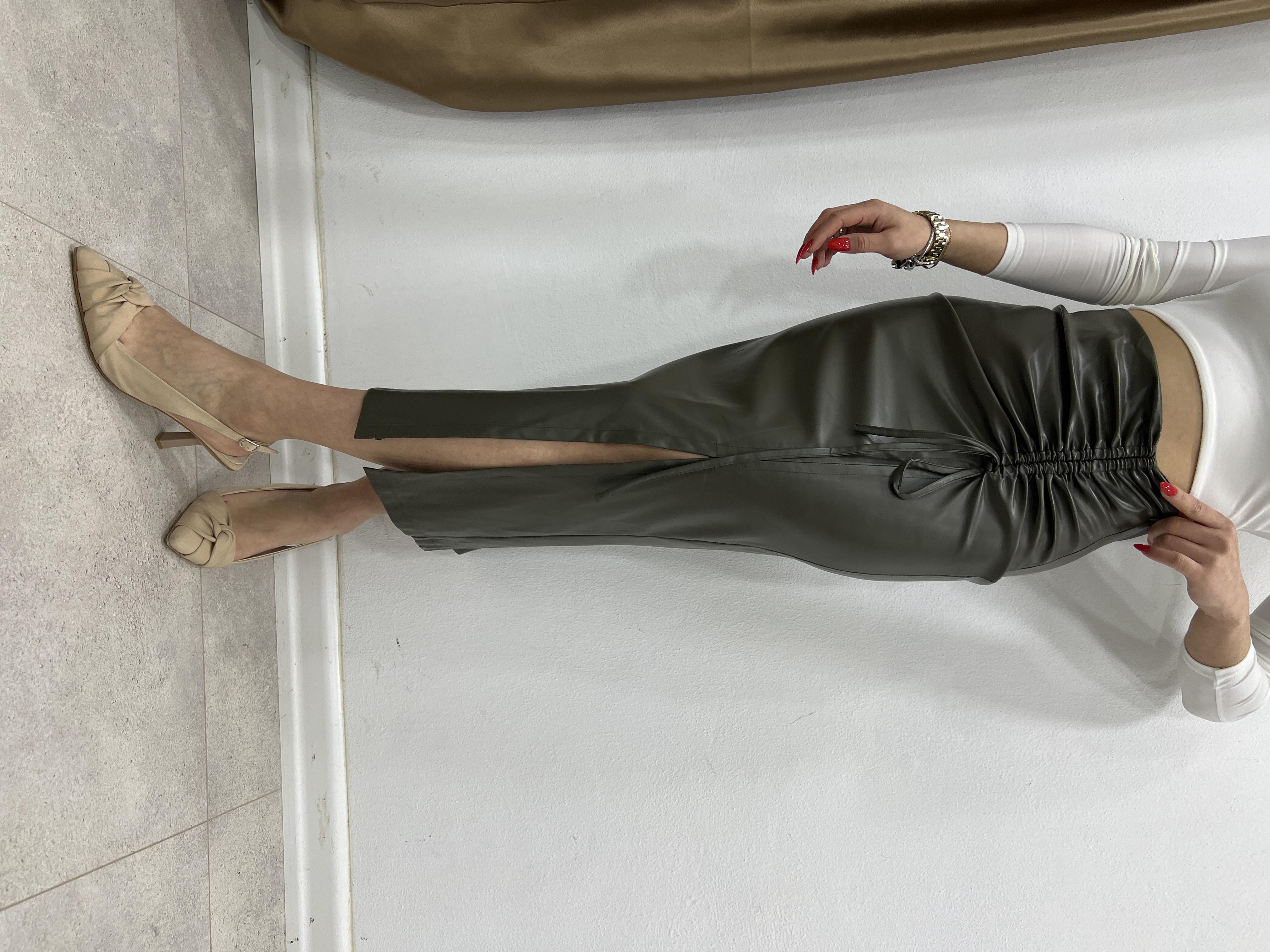 DRAPELİ YEŞİL YIRTMAÇLI DERİ ETEK