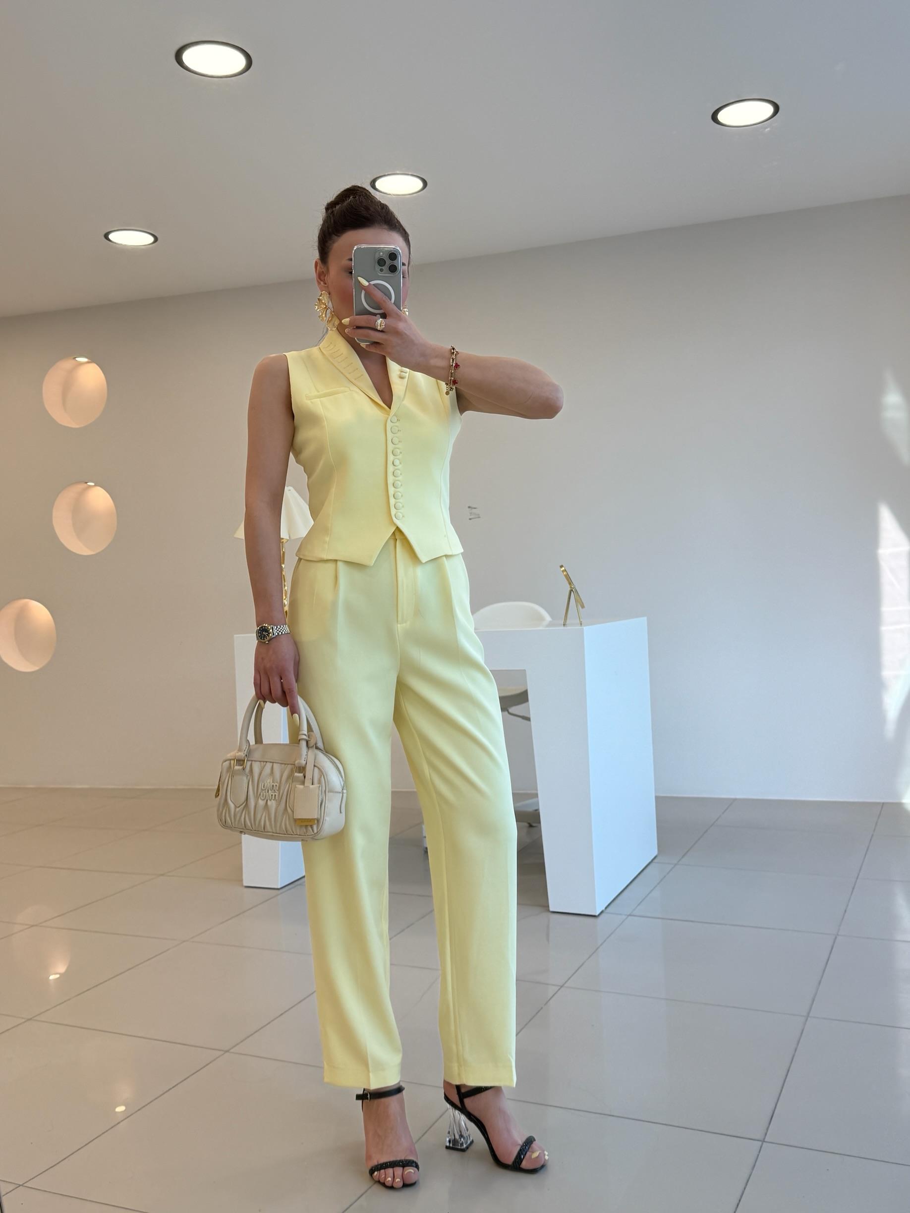 DÜĞMELİ TASARIM YELEKLİ İKİLİ TAKIM SARI