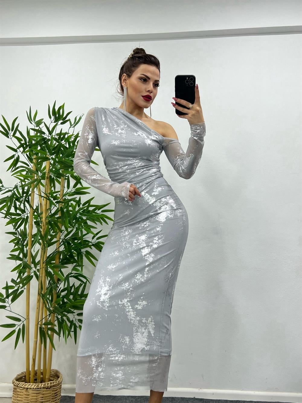 GRİ PARLAK TEK OMUZ DRAPELİ ELBİSE