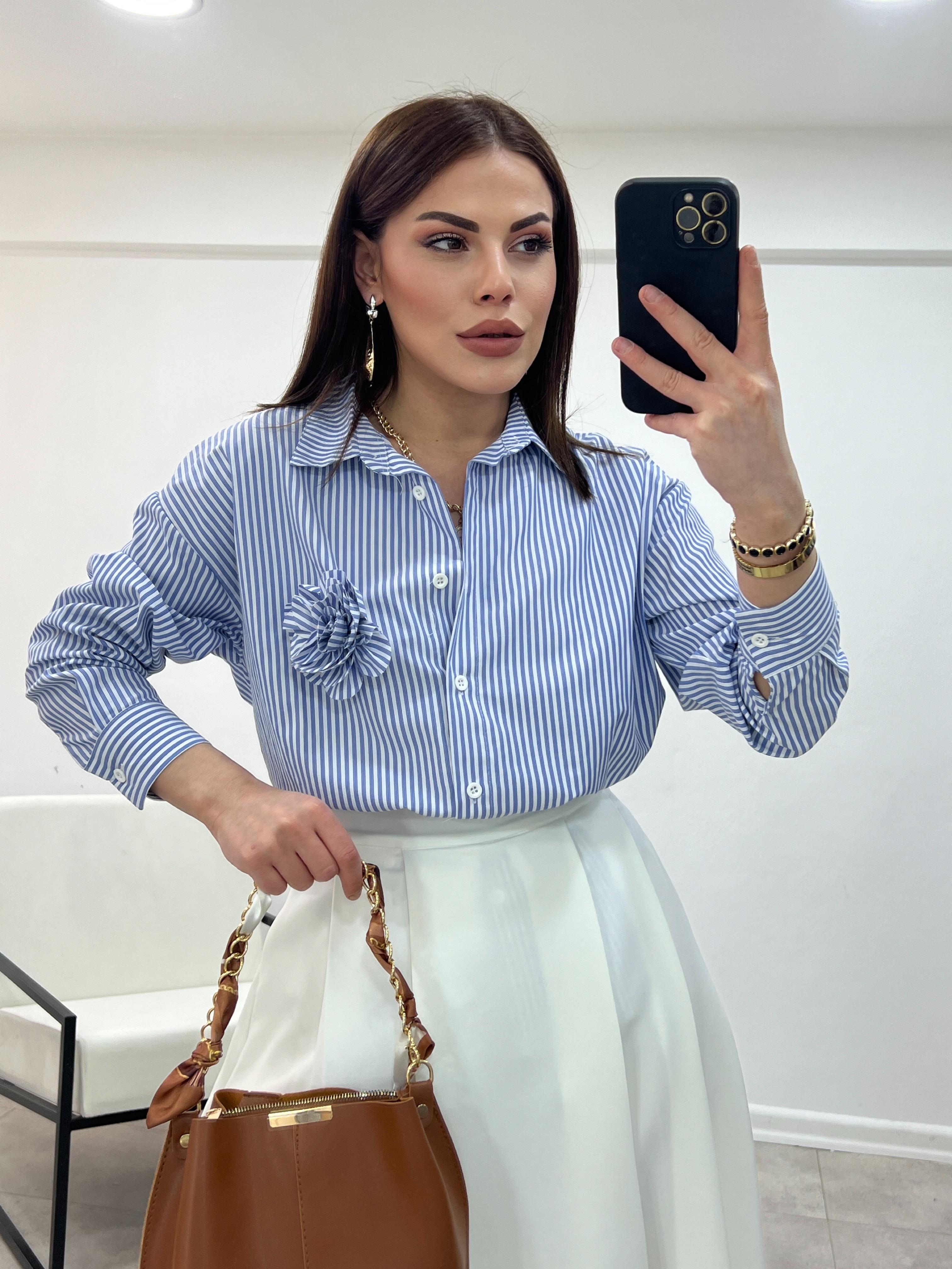 GÜL DETAYLI  MAVİ ÇİZGİLİ GÖMLEK 